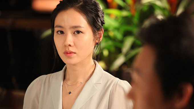 Rầm rộ tin Son Ye Jin bị kẻ lạ rình rập, quấy rối trong lúc đang thay đồ đi diễn, fan cuồng lởn vởn trước nhà liên tục - Ảnh 3.