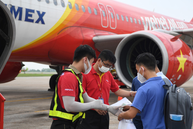 Vietjet hỗ trợ những chuyến bay chở các y bác sĩ và vaccine Pfizer vào TP.HCM chống dịch - Ảnh 3.