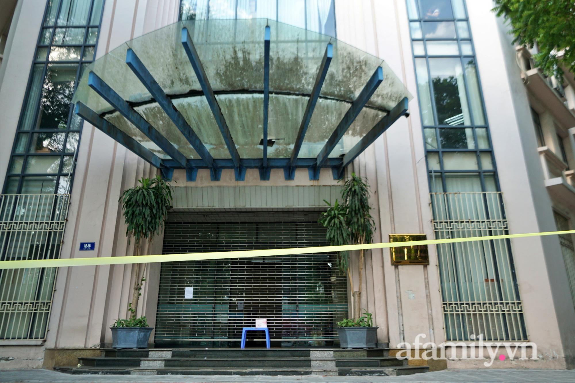 Phong tỏa tạm thời tòa nhà Bộ Công Thương do có F0 từng đến làm việc - Ảnh 2.