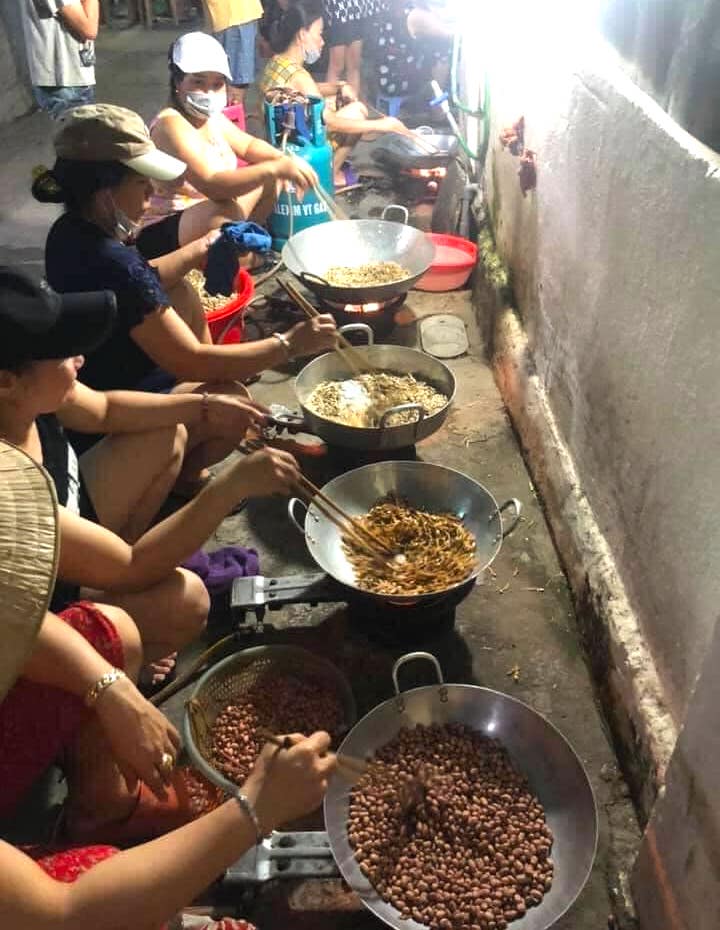 [ẢNH] Người dân xứ Nghệ quyên góp rau củ, ngày đêm làm đồ ăn để ủng hộ tâm dịch TP. HCM  - Ảnh 3.