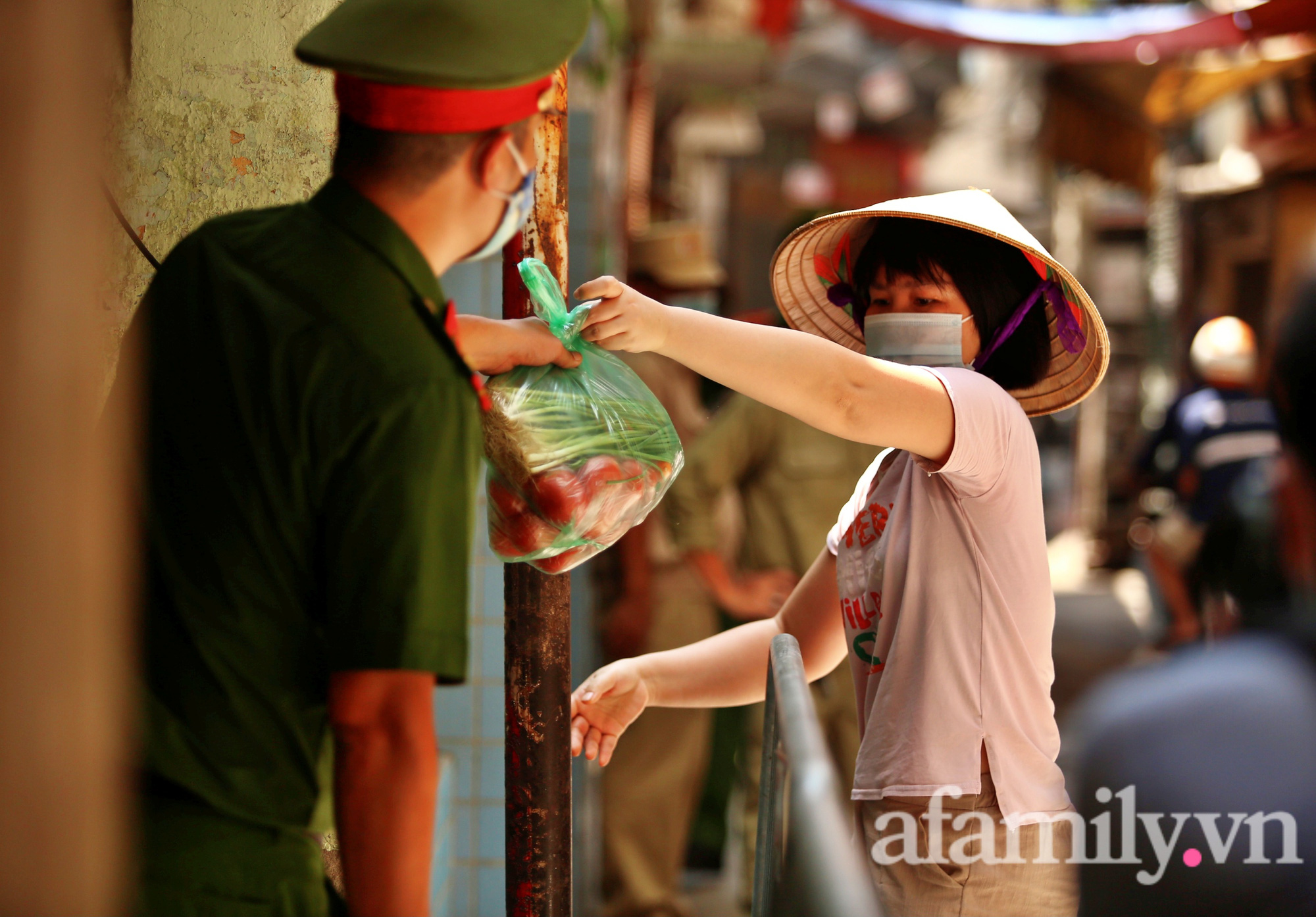 Phong toả, đưa hai mẹ con bé gái 1 tuổi là F0 đi cách ly - Ảnh 9.