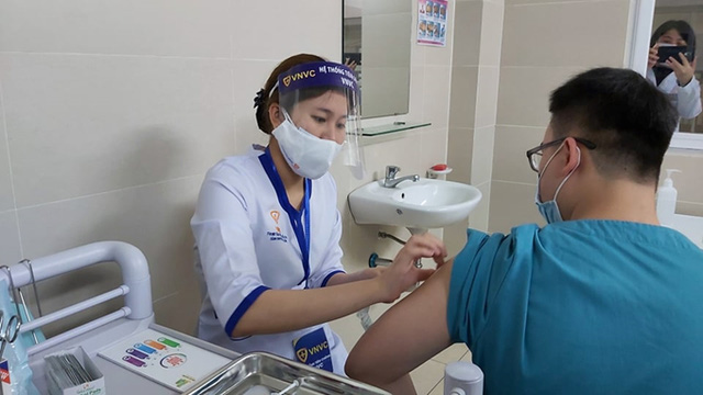 Người dân Hà Nội sẽ được tiêm 2 mũi vaccine COVID-19 cùng loại - Ảnh 1.