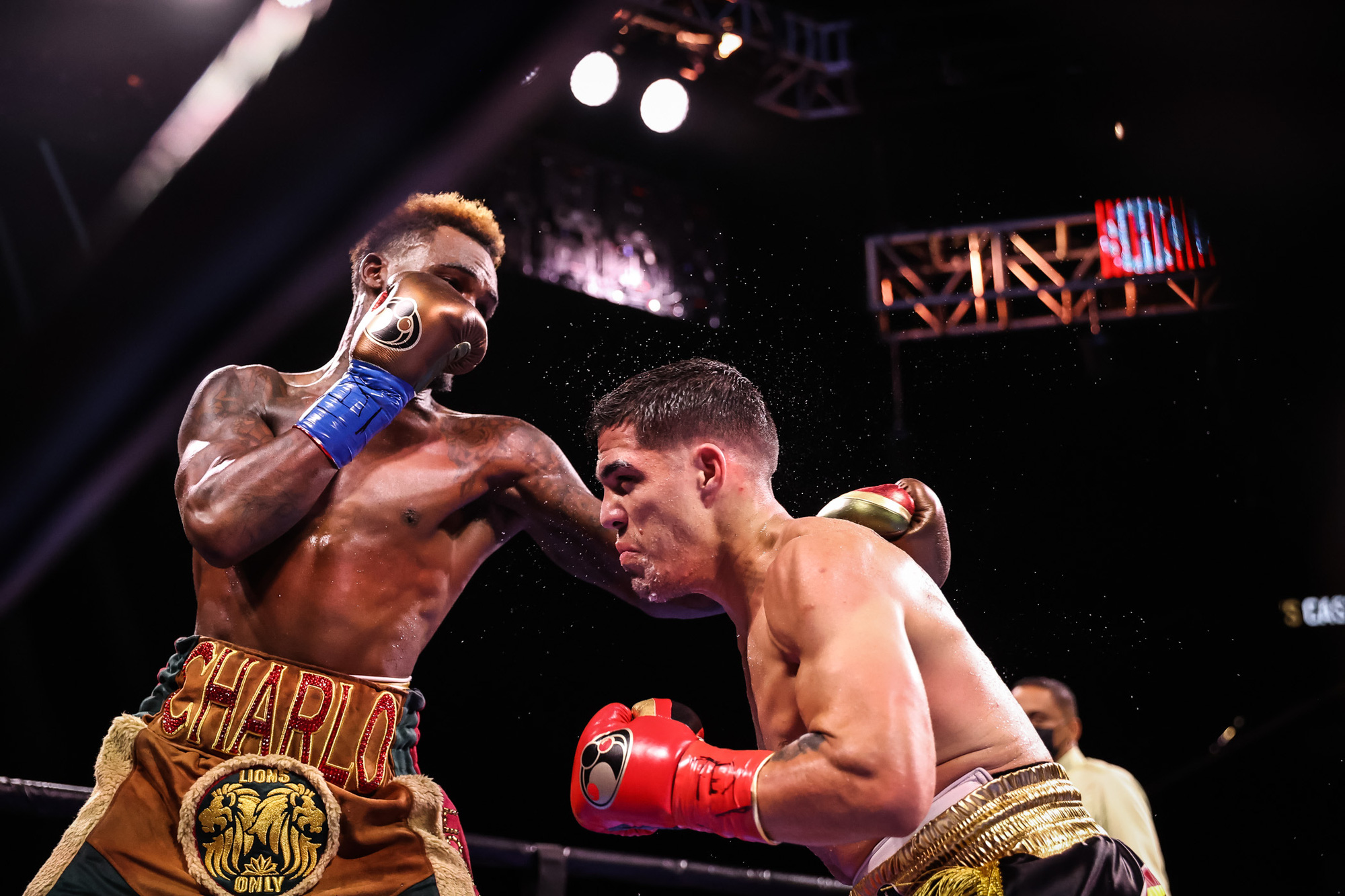 Jermell Charlo hòa kịch tính Brian Castano, lỡ cơ hội trở thành nhà vô địch tuyệt đối - Ảnh 3.