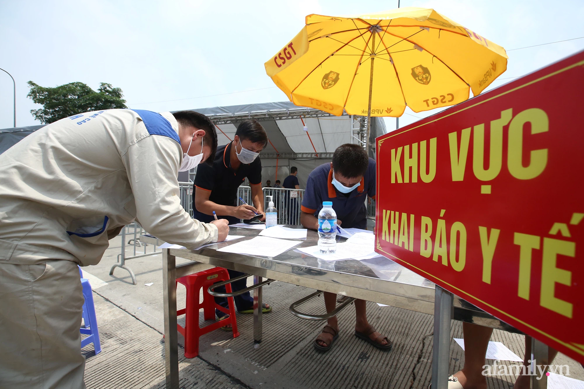 Hà Nội chỉ đạo khẩn để làm giảm ùn tắc ở 22 chốt kiểm dịch ra vào cửa ngõ Thủ đô - Ảnh 3.