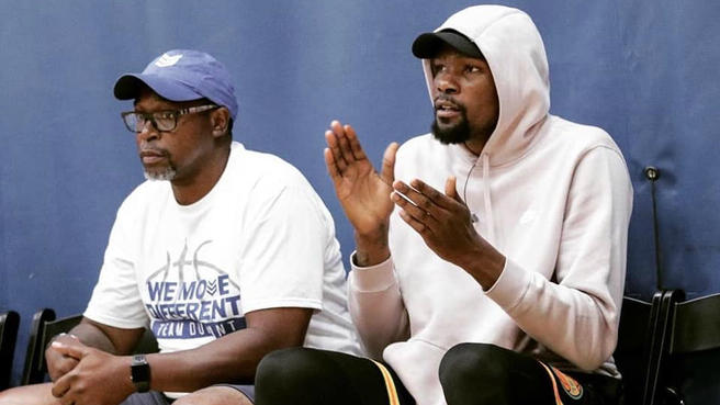 Kevin Durant từng cãi nhau dữ dội với bố ruột vì quyết định gia nhập Brooklyn Nets - Ảnh 1.