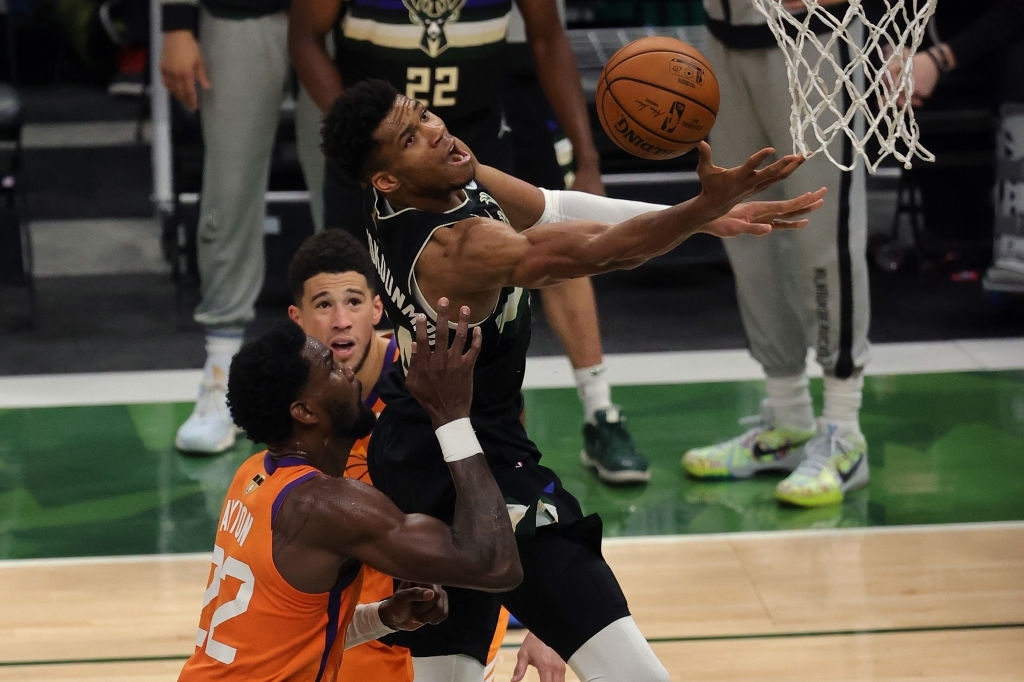 Giannis Antetokounmpo một tay đưa Milwaukee Bucks đến với chức vô địch NBA sau tròn 5 thập kỷ - Ảnh 1.