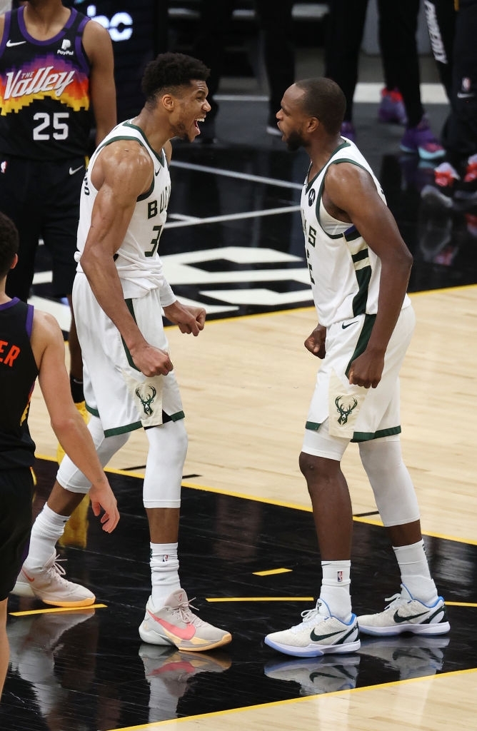 Giannis Antetokounmpo và Khris Middleton: Bộ đôi “cọc cạch” và những mùa hè đẫm nước mắt - Ảnh 6.