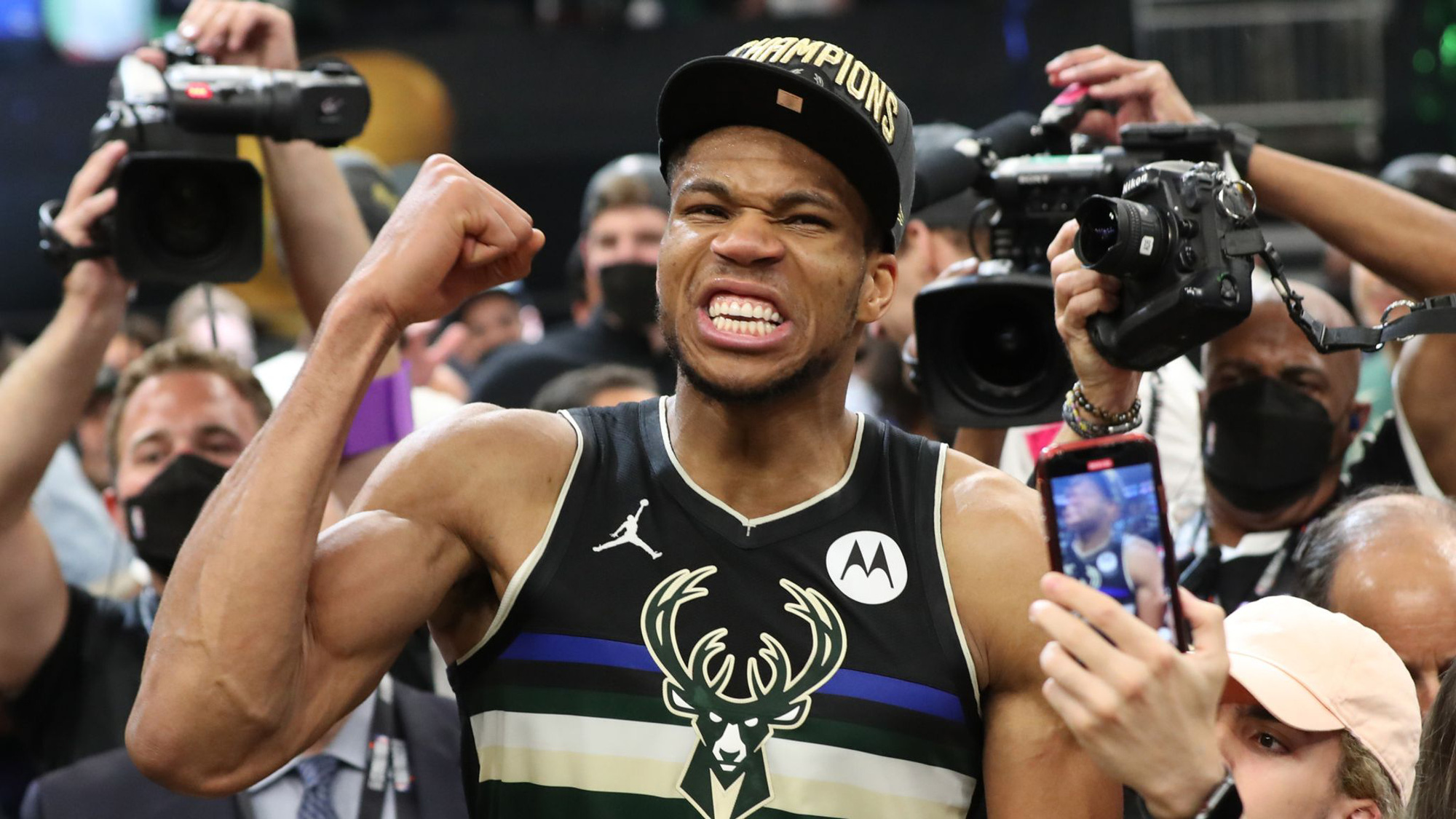 Giannis Antetokounmpo và mối tình mộc mạc với Milwaukee: Lấy bóng rổ làm ngôn ngữ trái tim - Ảnh 3.