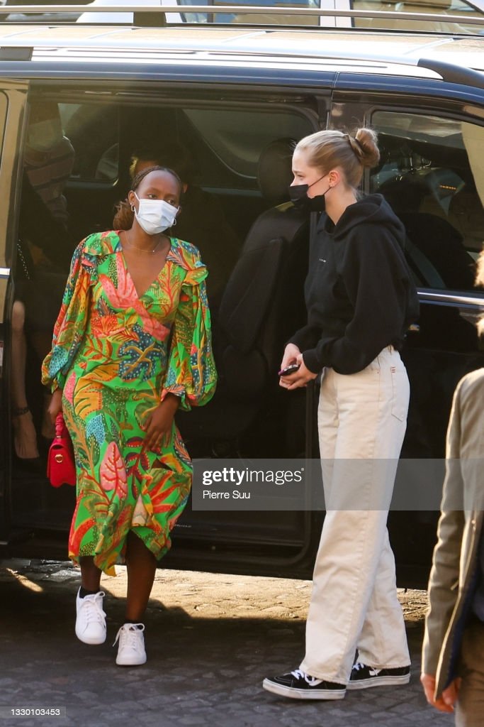 Con gái tomboy của Angelina Jolie gây chú ý ở nhiều cao khủng khi đi cùng mẹ - Ảnh 4.