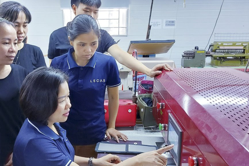 Xưởng sản xuất đồ da LECAS - nơi những người phụ nữ làm chủ - Ảnh 1.