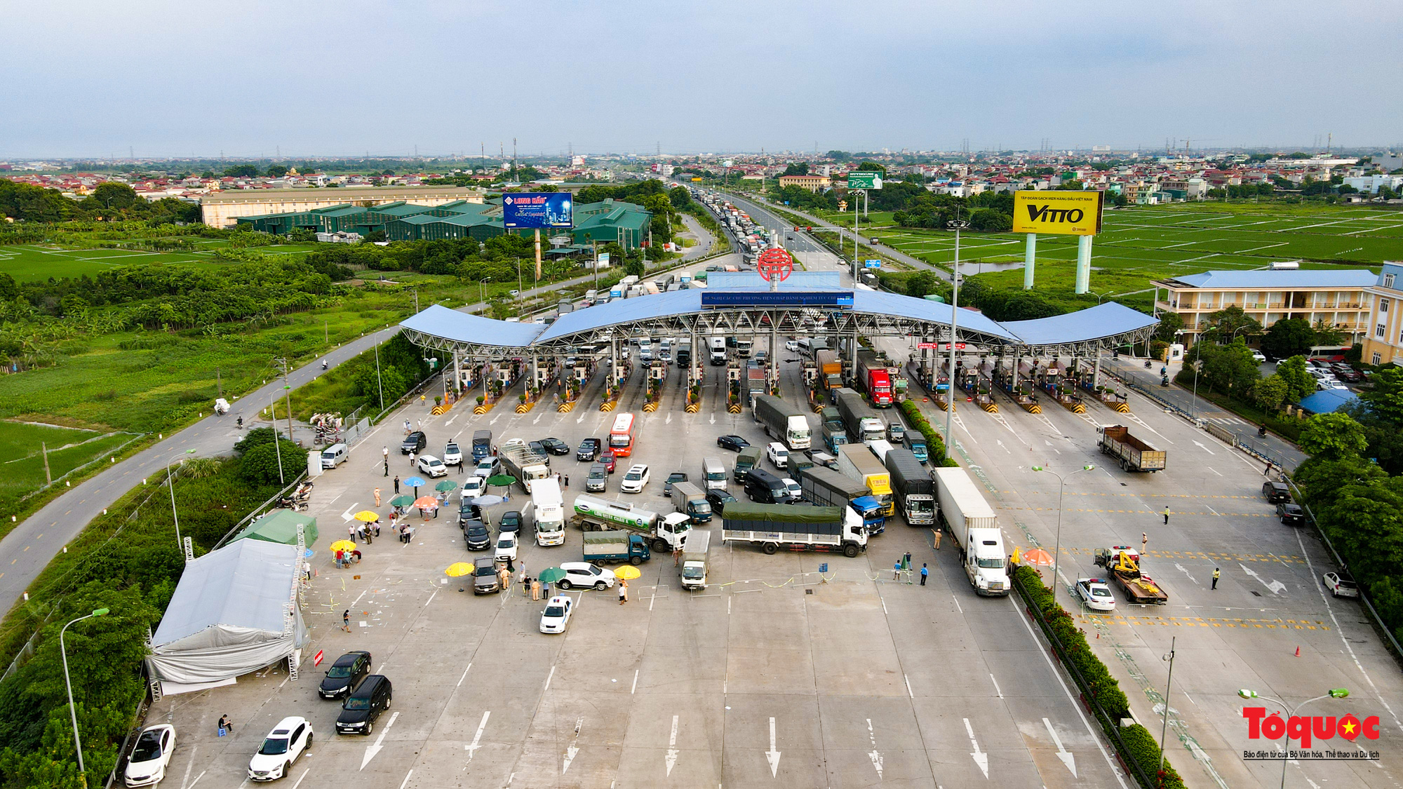 Hà Nội: Hình ảnh phương tiện xếp hàng dài cả km tại cửa ngõ phía Nam Thủ đô - Ảnh 3.