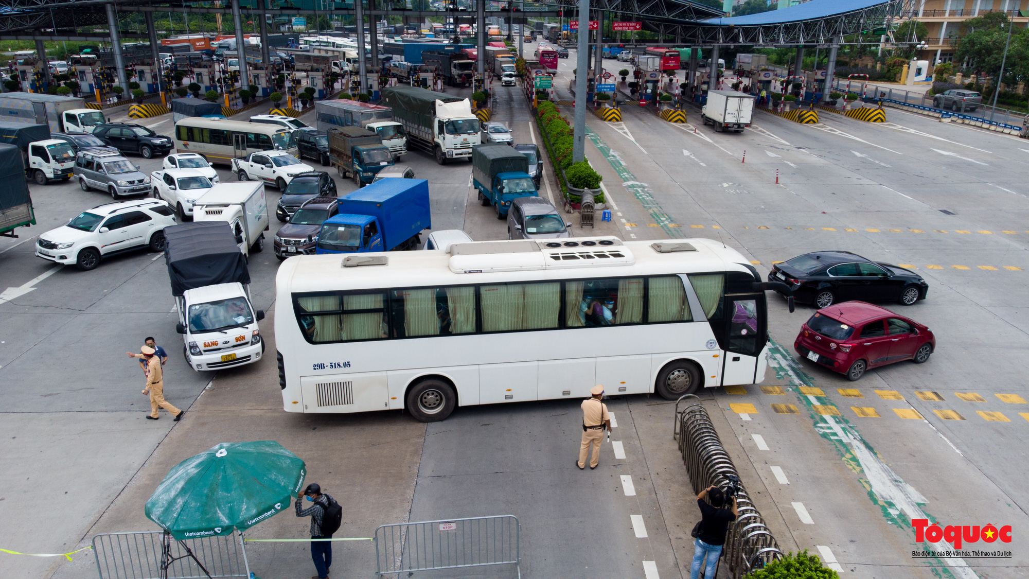 Hà Nội: Hình ảnh phương tiện xếp hàng dài cả km tại cửa ngõ phía Nam Thủ đô - Ảnh 9.