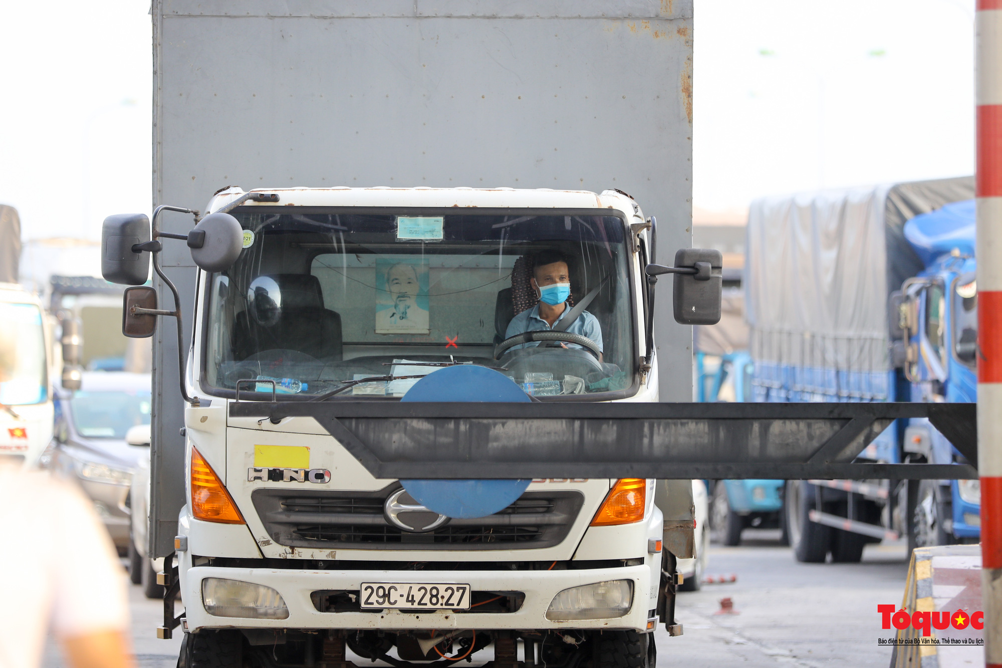 Hà Nội: Hình ảnh phương tiện xếp hàng dài cả km tại cửa ngõ phía Nam Thủ đô - Ảnh 15.