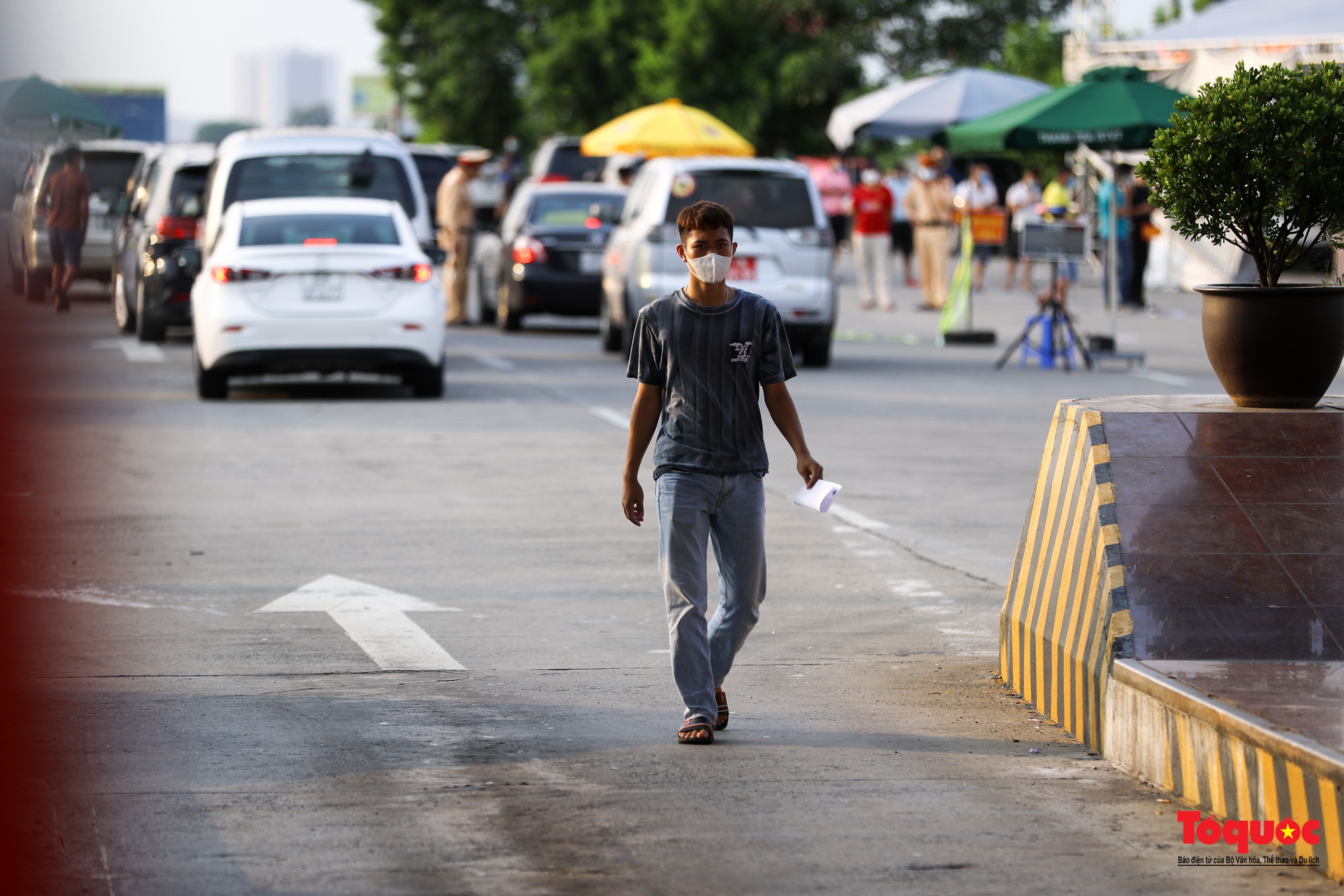 Hà Nội: Hình ảnh phương tiện xếp hàng dài cả km tại cửa ngõ phía Nam Thủ đô - Ảnh 13.