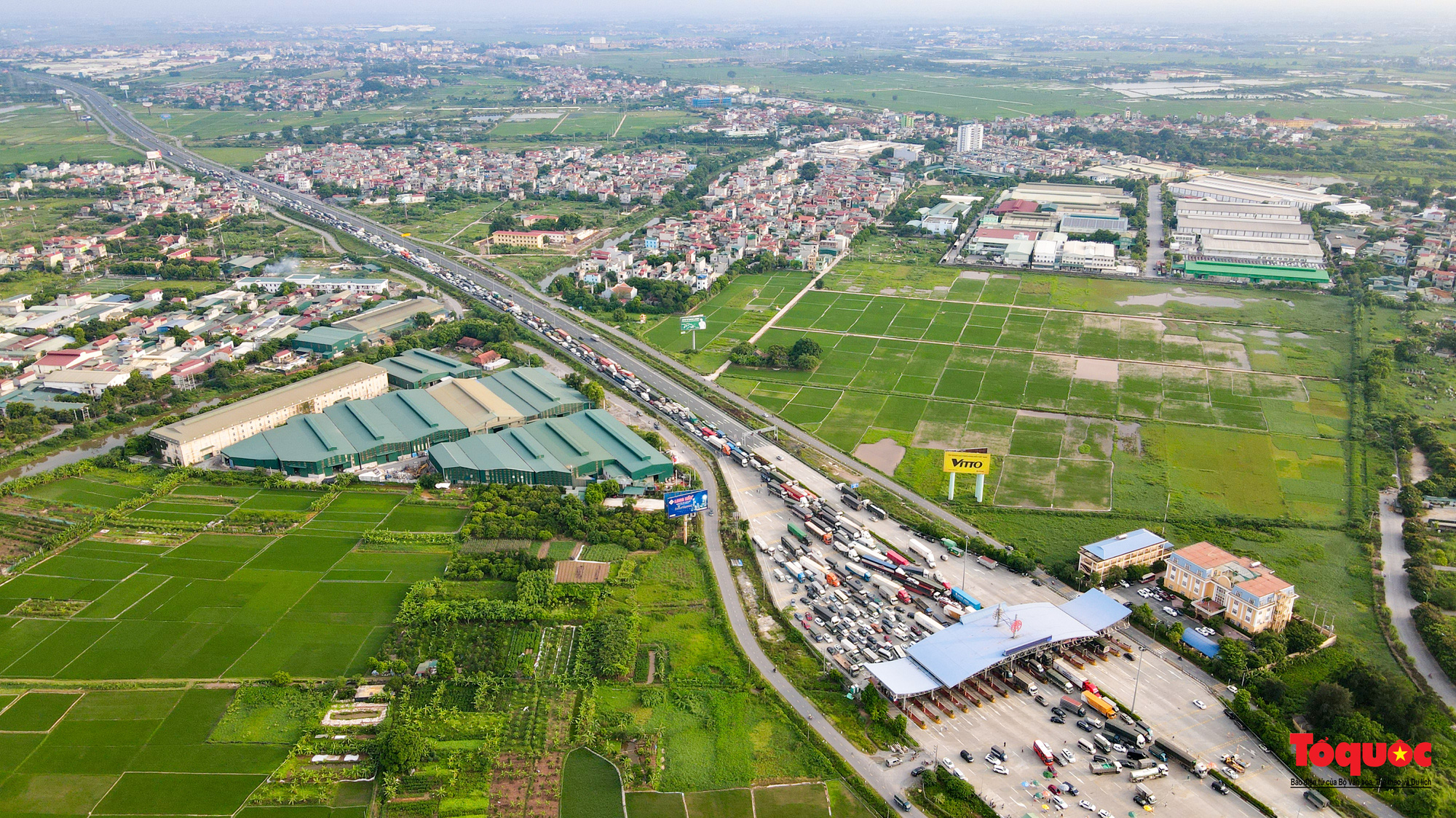 Hà Nội: Hình ảnh phương tiện xếp hàng dài cả km tại cửa ngõ phía Nam Thủ đô - Ảnh 11.