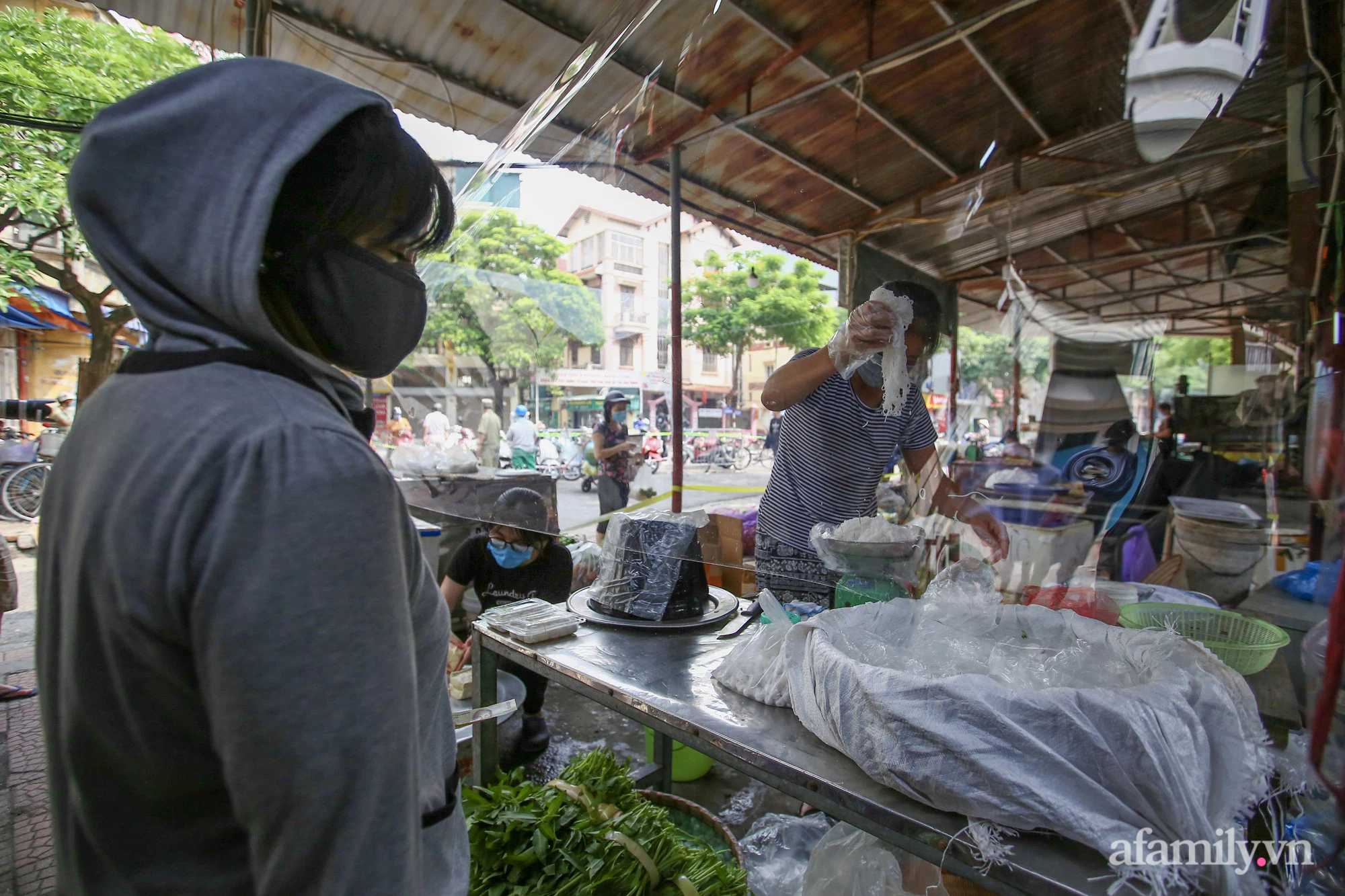 Ấn tượng với khu chợ dân sinh đầu tiên ở Hà Nội quây tấm nilon phòng dịch COVID-19, tiểu thương chia ca đứng bán theo ngày chẵn, lẻ - Ảnh 3.