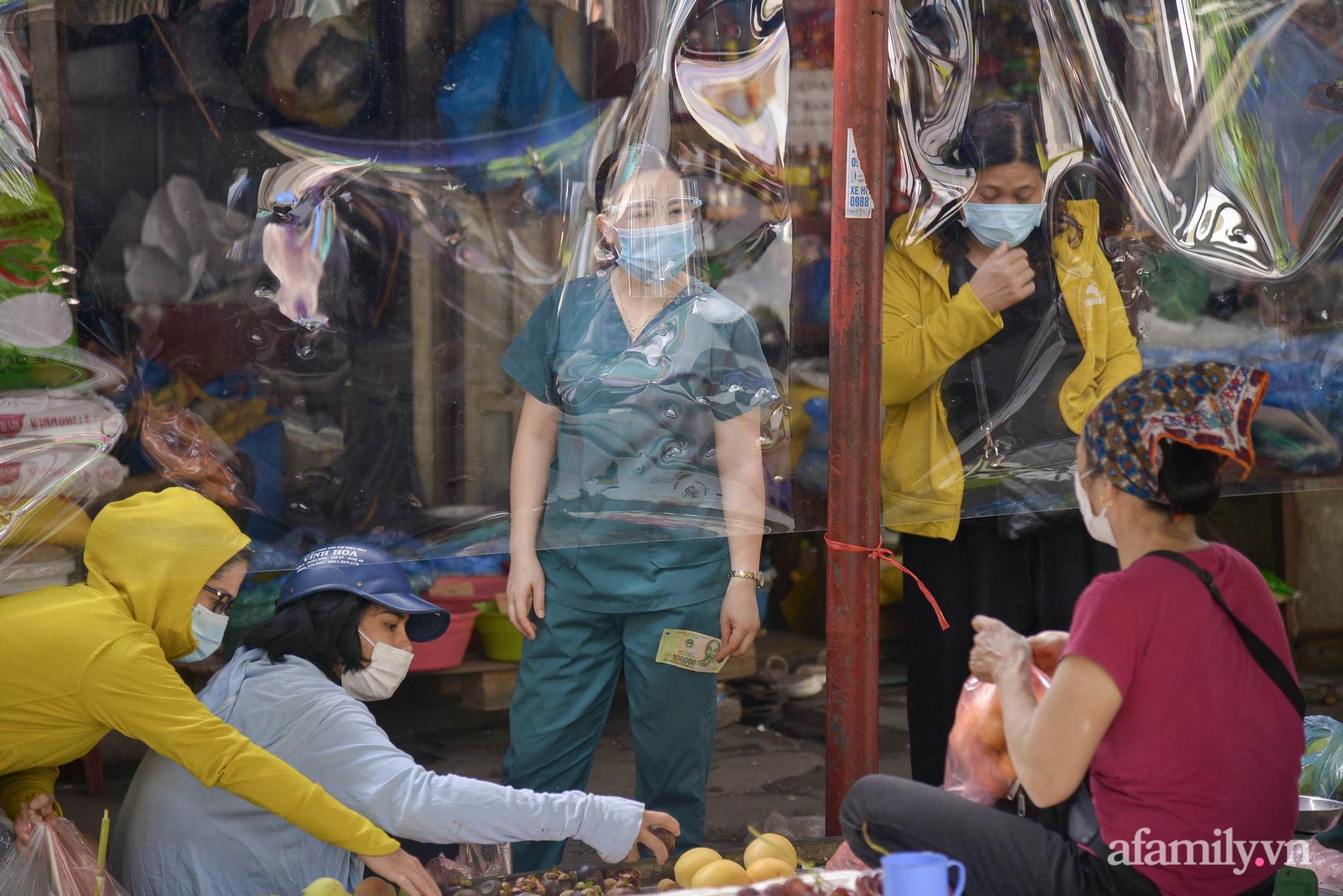 Ấn tượng với khu chợ dân sinh đầu tiên ở Hà Nội quây tấm nilon phòng dịch COVID-19, tiểu thương chia ca đứng bán theo ngày chẵn, lẻ - Ảnh 13.