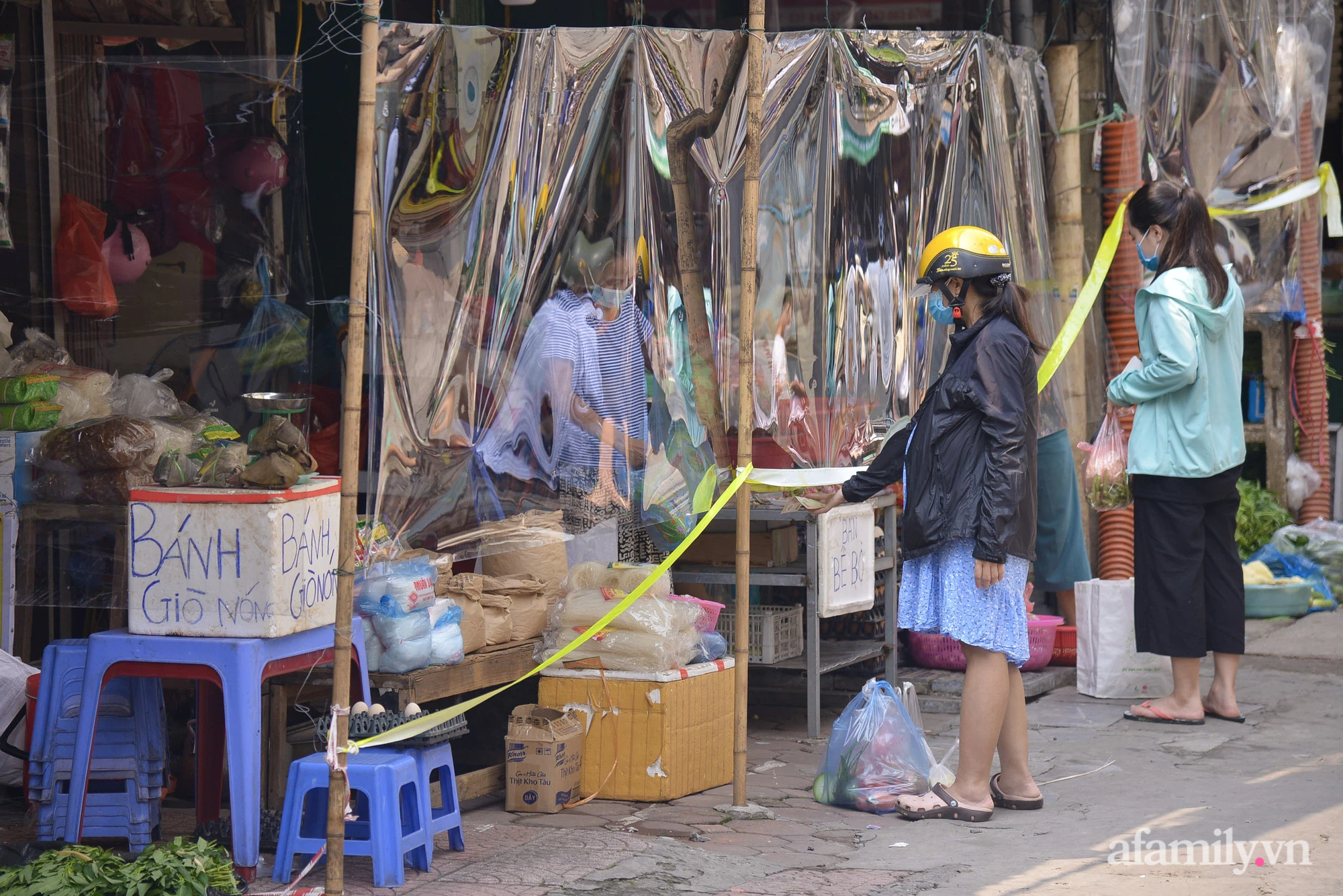 Ấn tượng với khu chợ dân sinh đầu tiên ở Hà Nội quây tấm nilon phòng dịch COVID-19, tiểu thương chia ca đứng bán theo ngày chẵn, lẻ - Ảnh 14.