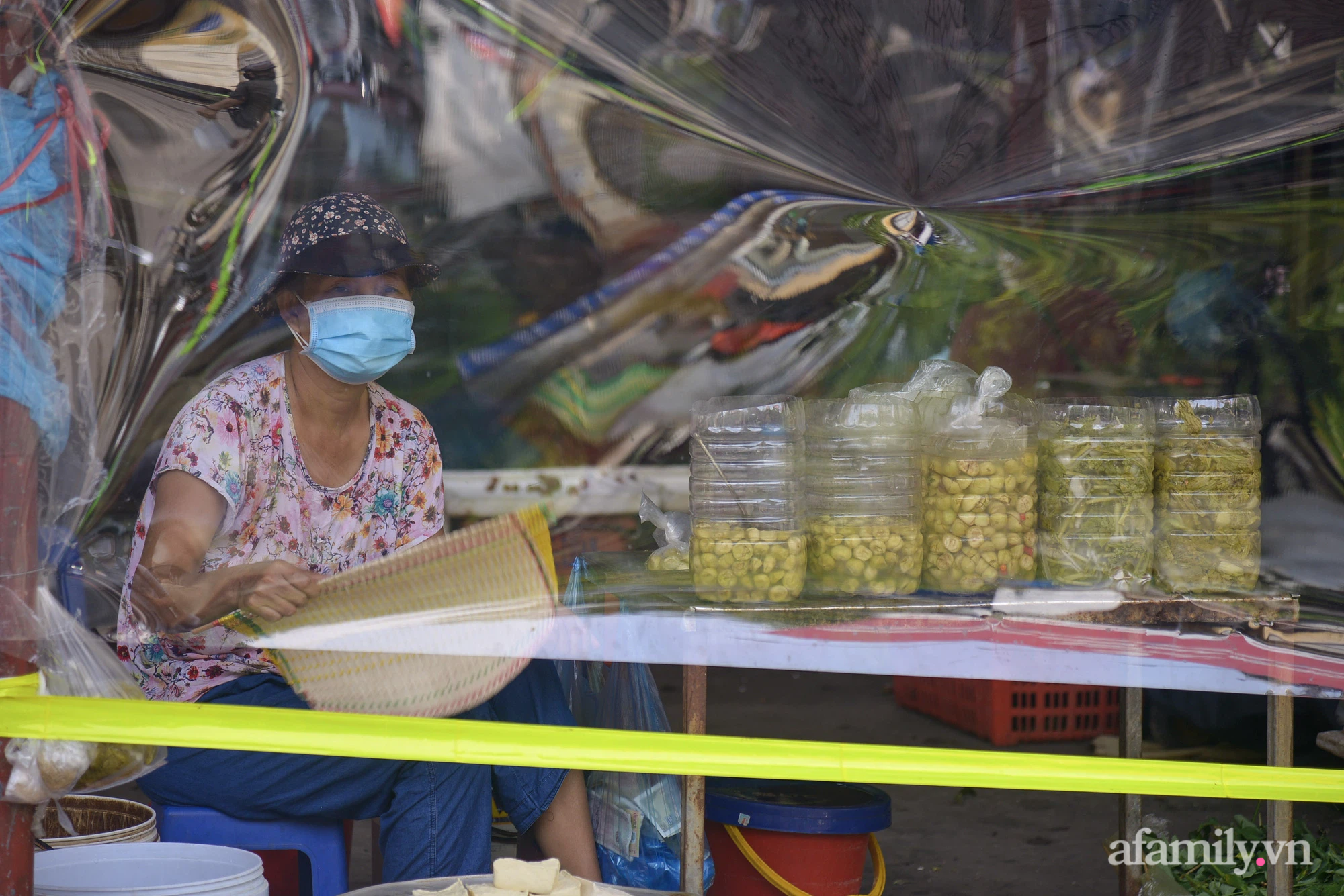 Ấn tượng với khu chợ dân sinh đầu tiên ở Hà Nội quây tấm nilon phòng dịch COVID-19, tiểu thương chia ca đứng bán theo ngày chẵn, lẻ - Ảnh 15.