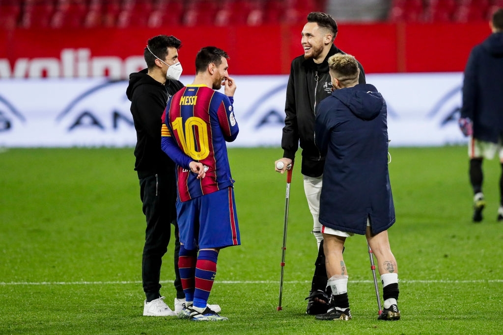 Messi: Hãy đến và tận hưởng những pha chạm bóng điêu luyện của cầu thủ vĩ đại Lionel Messi - ngôi sao của sân cỏ thế giới. Hình ảnh này sẽ khiến bạn hài lòng với những kỹ năng tuyệt vời mà anh ta có được.