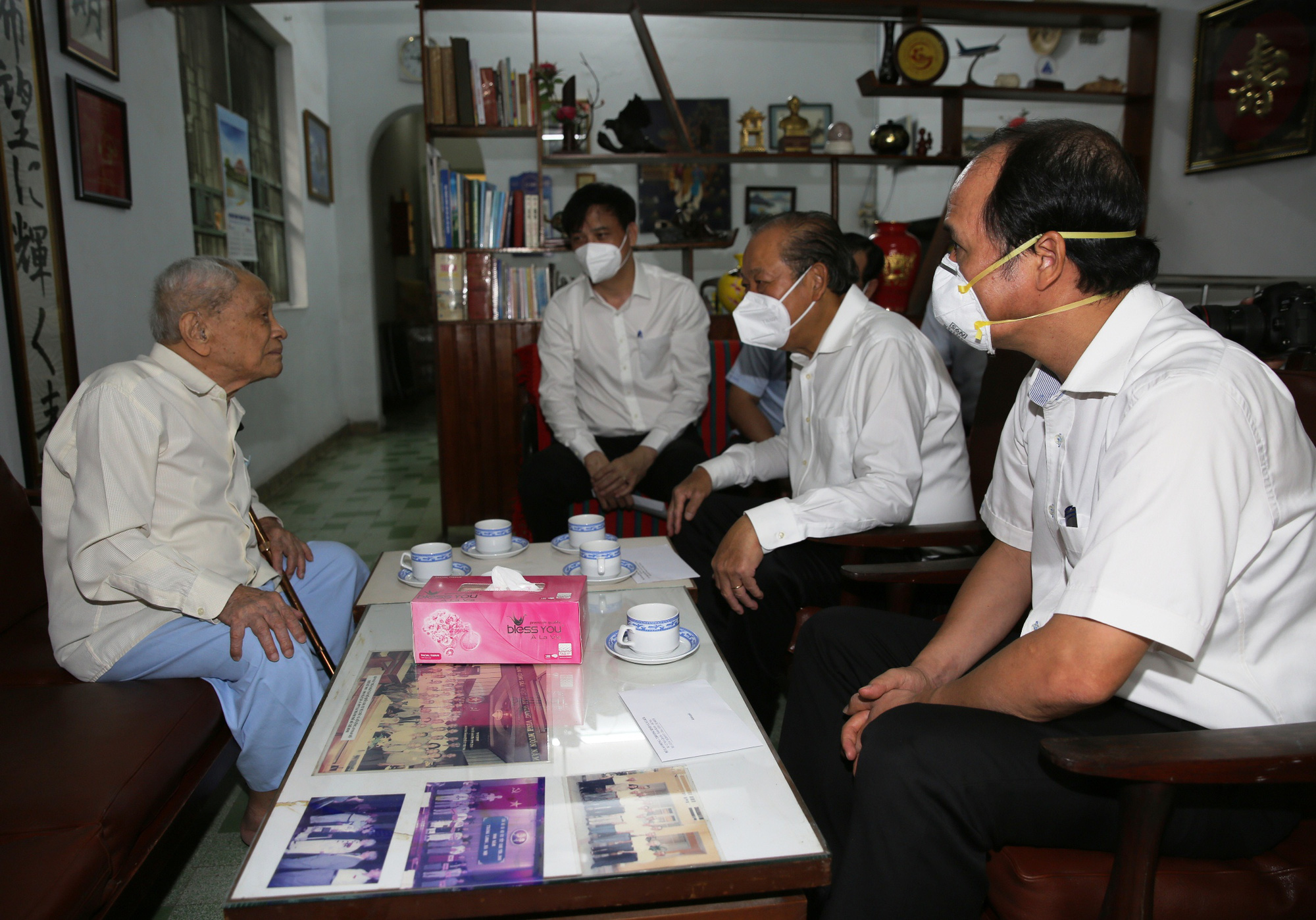 Phó Thủ tướng Trương Hòa Bình thăm, tặng quà người có công ở TPHCM - Ảnh 3.