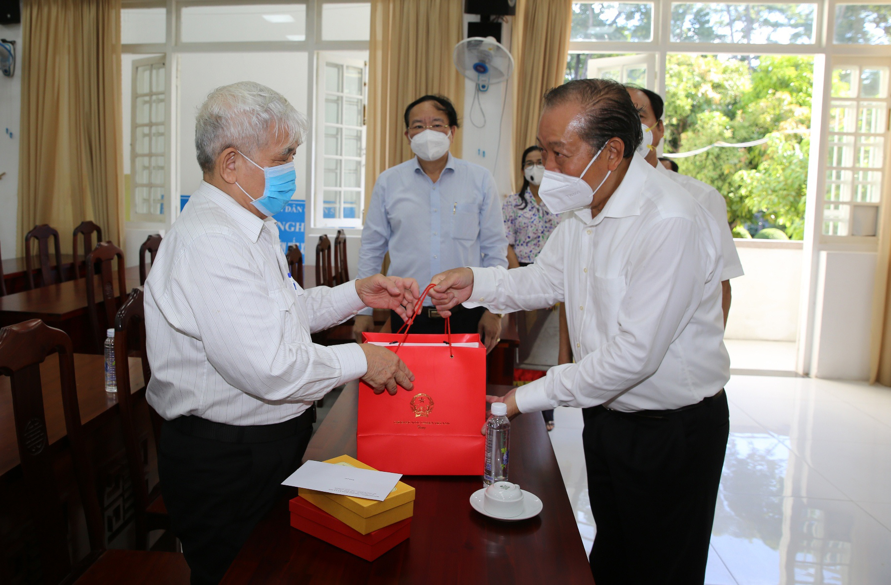 Phó Thủ tướng Trương Hòa Bình thăm, tặng quà người có công ở TPHCM - Ảnh 2.