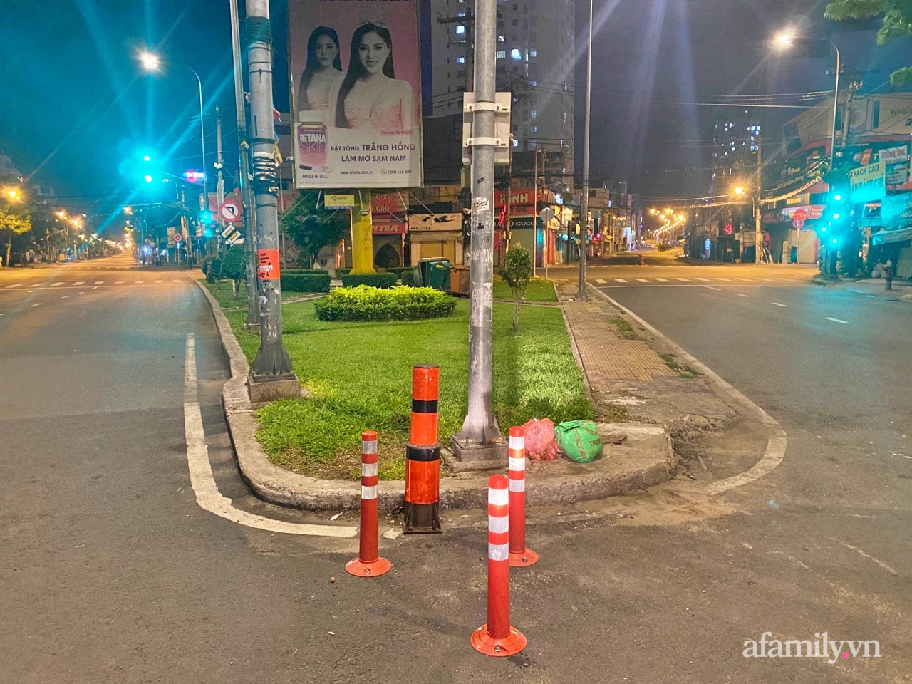 TP.HCM đêm đầu &quot;giới nghiêm&quot; sau 18h: Những ngã tư vắng hiu hắt đến rợn người - Ảnh 3.