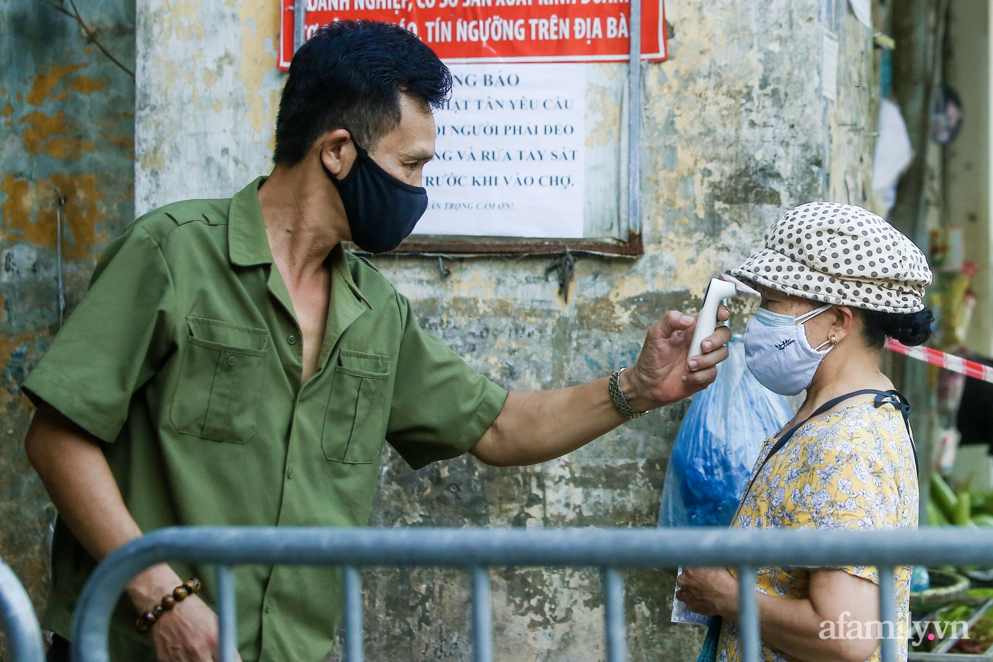 Ngày đầu tiên bắt đầu phát phiếu đi chợ, người Hà Nội đi theo ngày chẵn, ngày lẻ - Ảnh 2.