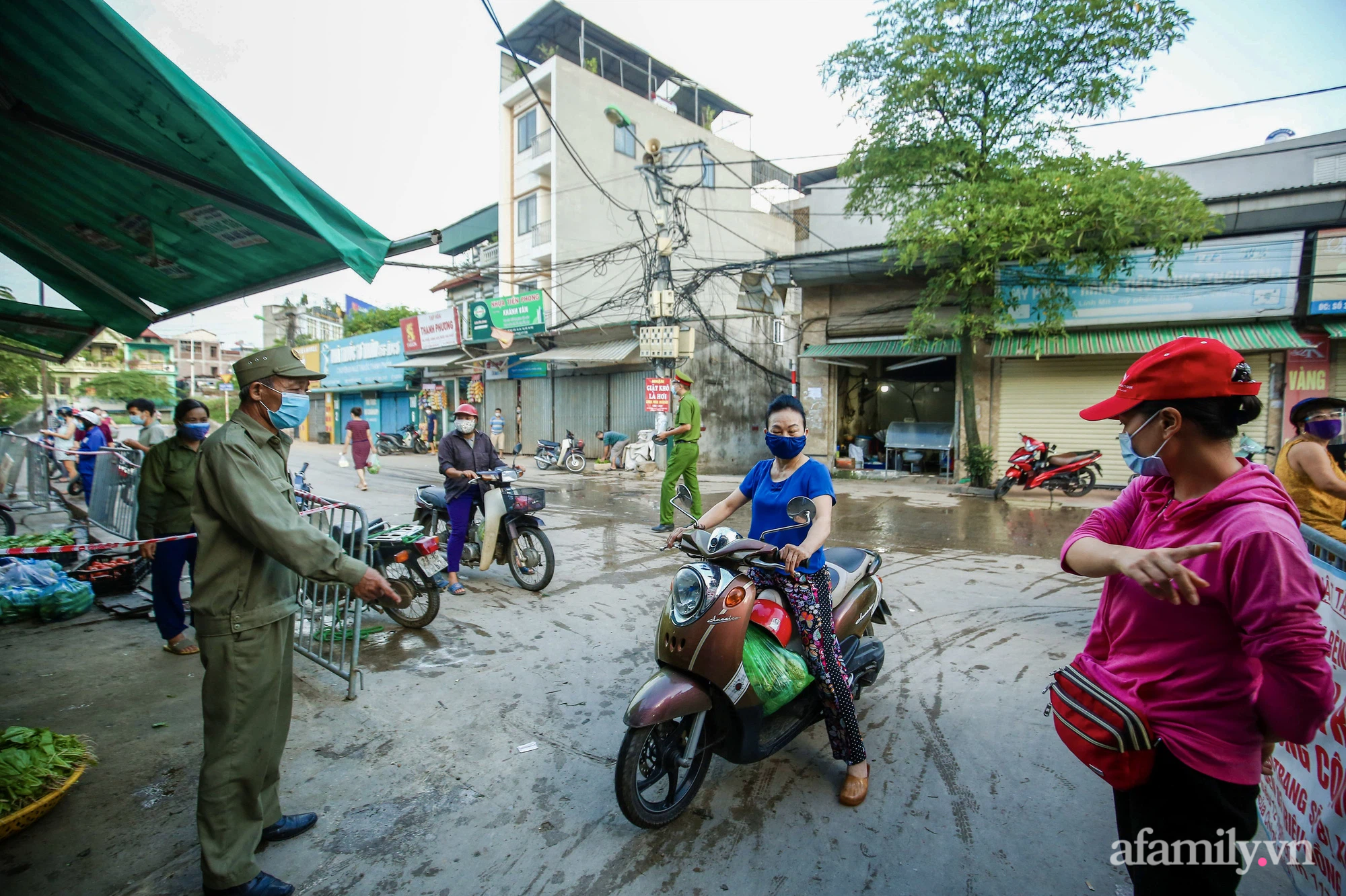 Ngày đầu tiên bắt đầu phát phiếu đi chợ, người Hà Nội đi theo ngày chẵn, ngày lẻ - Ảnh 4.