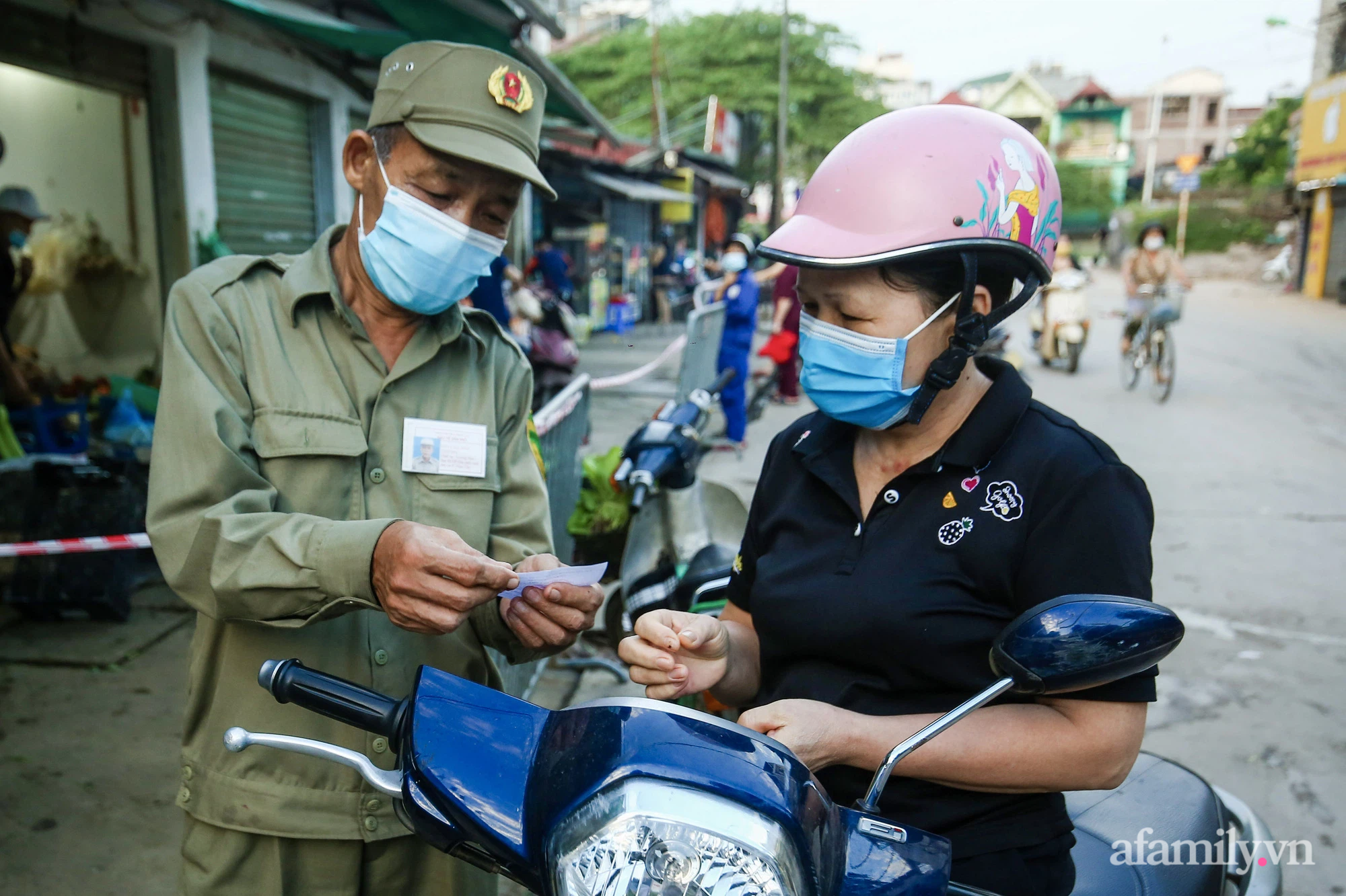 Ngày đầu tiên bắt đầu phát phiếu đi chợ, người Hà Nội đi theo ngày chẵn, ngày lẻ - Ảnh 6.