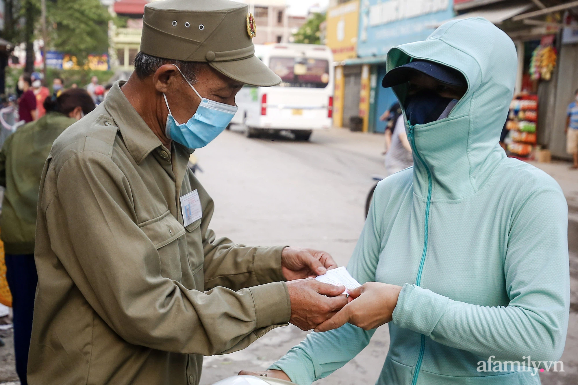 Ngày đầu tiên bắt đầu phát phiếu đi chợ, người Hà Nội đi theo ngày chẵn, ngày lẻ - Ảnh 7.