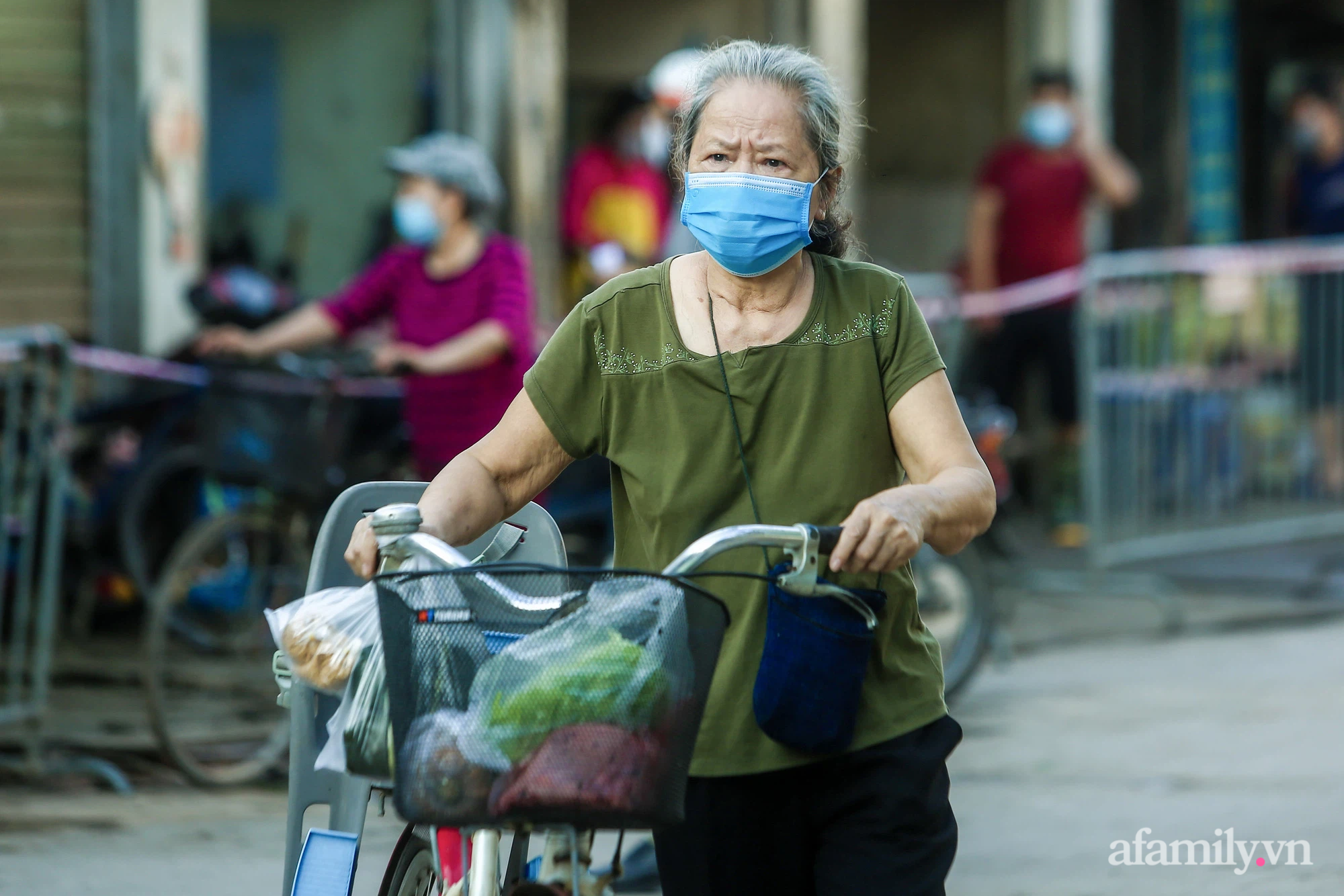 Ngày đầu tiên bắt đầu phát phiếu đi chợ, người Hà Nội đi theo ngày chẵn, ngày lẻ - Ảnh 11.