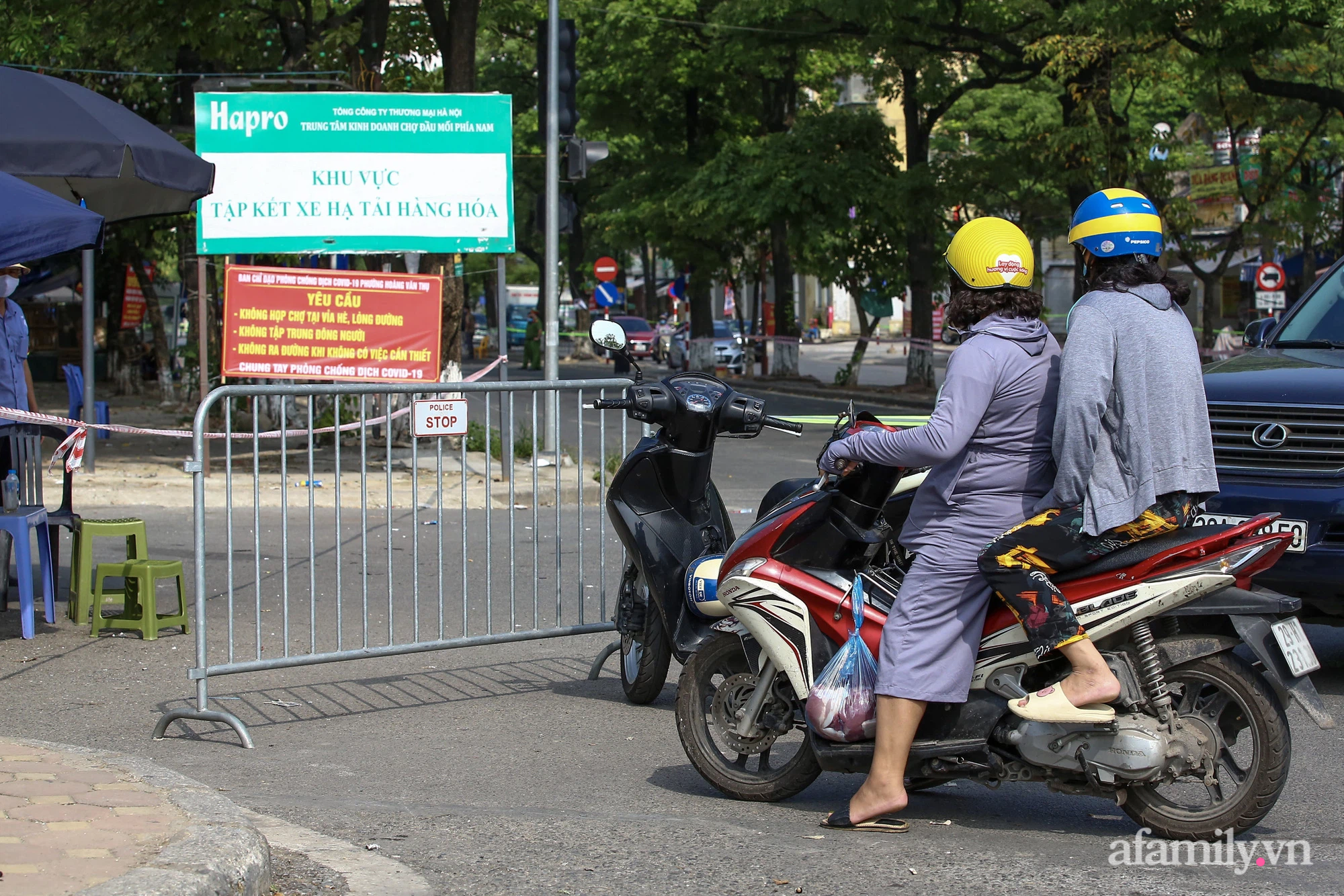 Hà Nội: Phong tỏa chợ đầu mối phía Nam, khẩn trương truy vết những trường hợp liên quan đến ca dương tính SARS-CoV-2 là người phụ nữ bán trứng ở chợ - Ảnh 11.