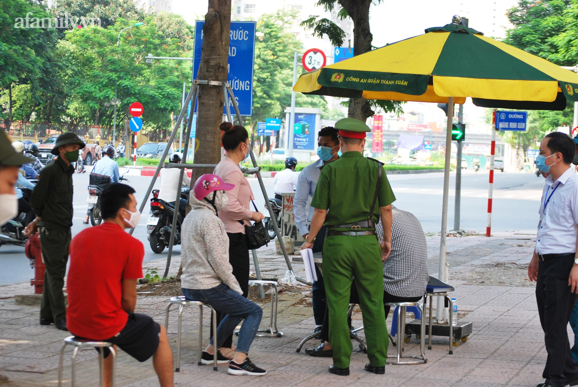 Tổ công tác đang làm nhiệm vụ kiểm tra hành chính đối với những công dân ra đường không có lý do chính đáng