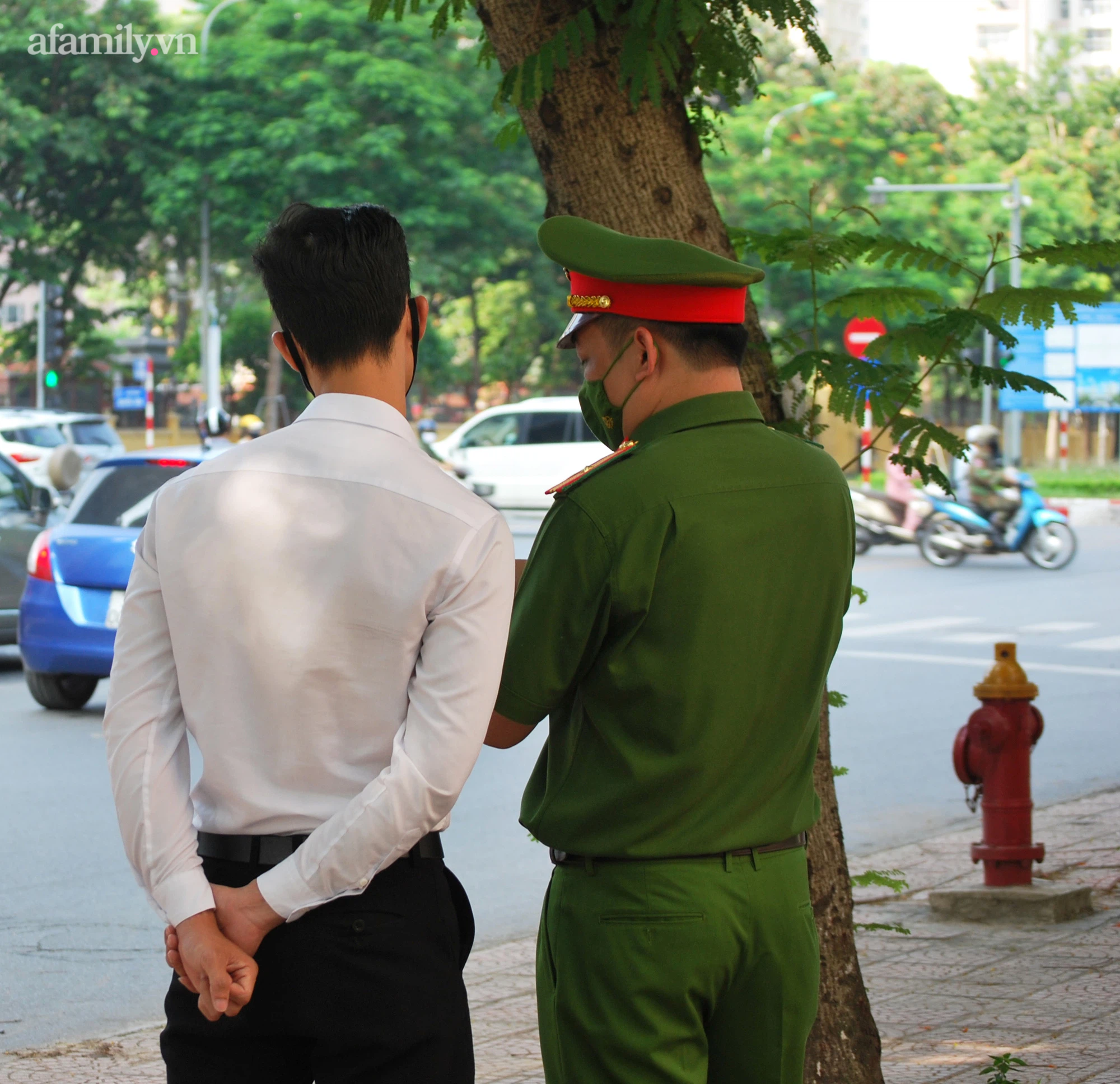 Nam nhân viên đi giao xe cho khách đang được giải thích