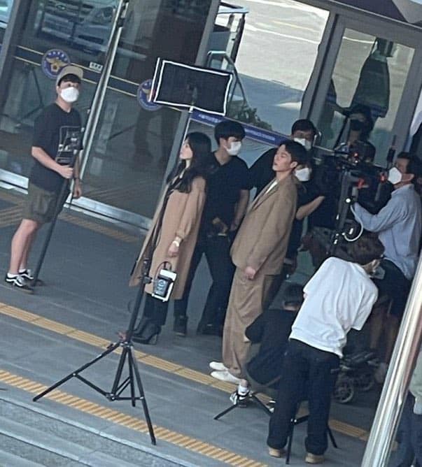 Lộ ảnh Song Hye Kyo dẫn trai trẻ Jang Ki Yong đến đồn cảnh sát, nhìn qua đã thấy đẹp đôi là sao ta? - Ảnh 2.