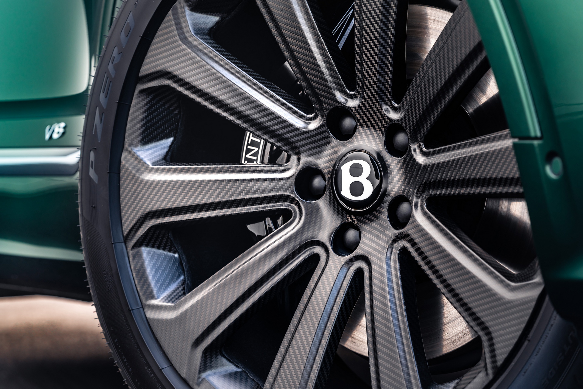 Bentley Bentayga khoe trang bị ‘khủng nhất thế giới’: Đúc từ carbon, mất 5 năm phát triển - Ảnh 2.