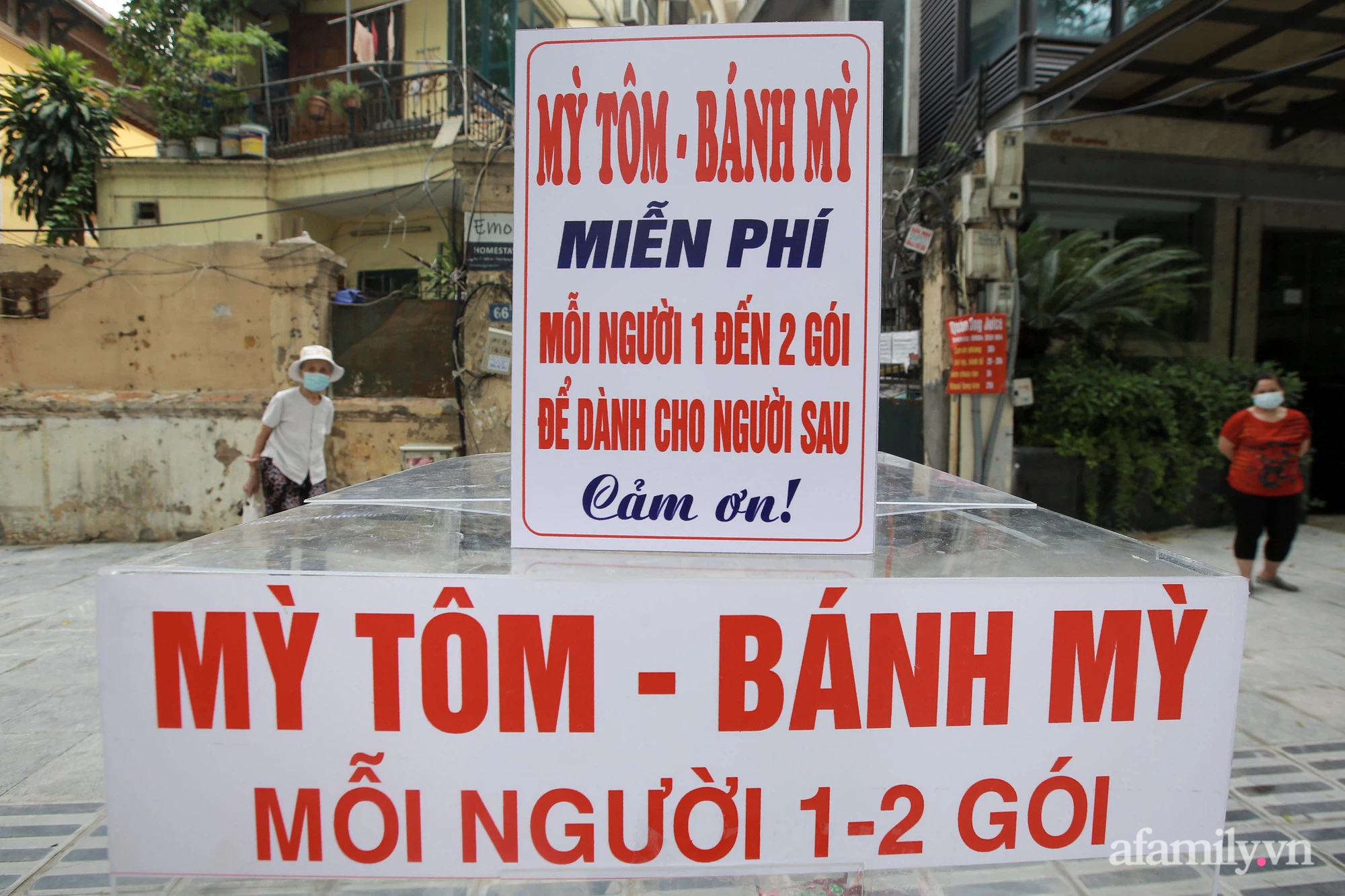 Ấm lòng gói mì tôm, những chiếc bánh mì miễn phí những ngày Hà Nội giãn cách xã hội: "Một hai gói mì tôm trong lúc này không nhiều nhưng đó là tình cảm" - Ảnh 3. Ấm lòng gói mì tôm, những chiếc bánh mì miễn phí những ngày Hà Nội giãn cách xã hội: "Một hai gói mì tôm trong lúc này không nhiều nhưng đó là tình cảm" - Ảnh 3.