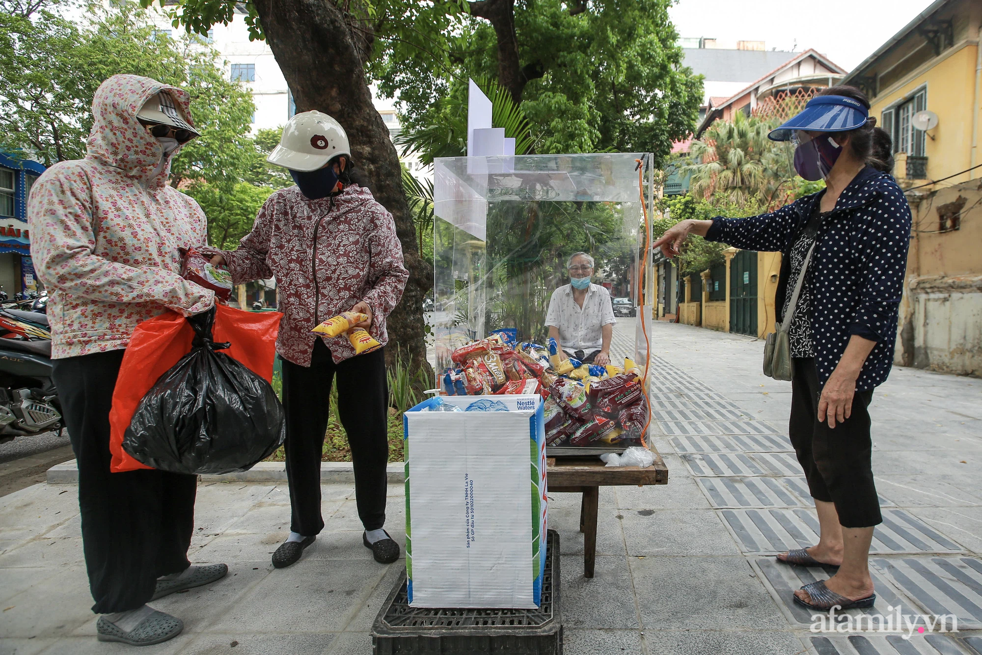 Ấm lòng gói mì tôm, những chiếc bánh mì miễn phí những ngày Hà Nội giãn cách xã hội: "Một hai gói mì tôm trong lúc này không nhiều nhưng đó là tình cảm" - Ảnh 4. Ấm lòng gói mì tôm, những chiếc bánh mì miễn phí những ngày Hà Nội giãn cách xã hội: "Một hai gói mì tôm trong lúc này không nhiều nhưng đó là tình cảm" - Ảnh 4.