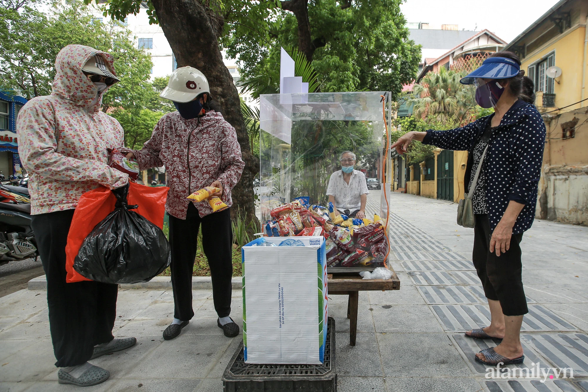 Ấm lòng gói mì tôm, những chiếc bánh mì miễn phí những ngày Hà Nội giãn cách xã hội: "Một hai gói mì tôm trong lúc này không nhiều nhưng đó là tình cảm" - Ảnh 4.