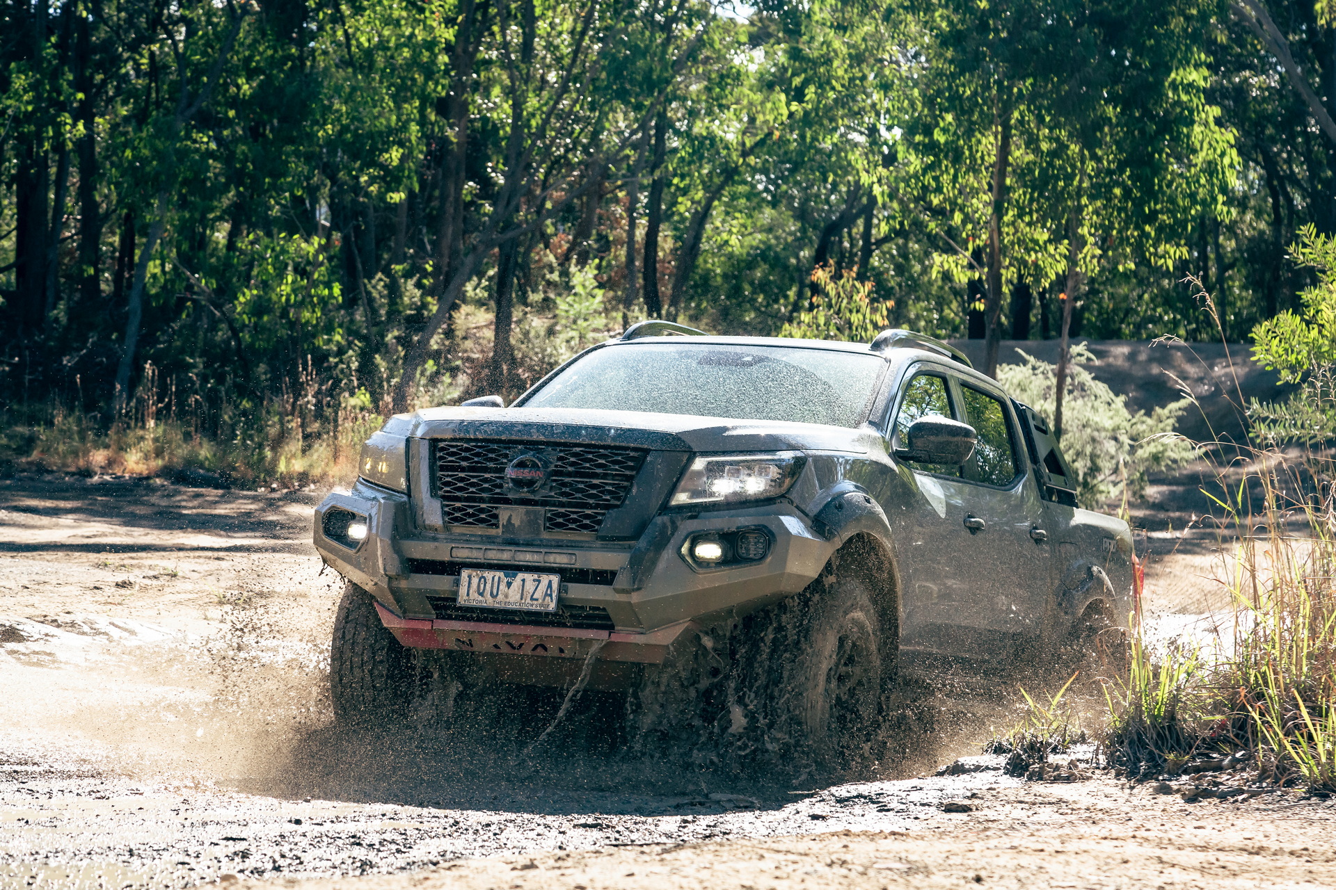 Nissan Navara Pro-4X Warrior 2022 - Áp lực mới cho Ford Ranger Raptor - Ảnh 1.