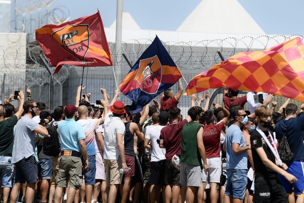 CĐV AS Roma mở hội chào đón tân HLV Mourinho như người hùng