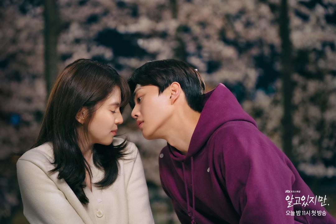 Song Kang đụng chạm vòng một Han So Hee ở hậu trường cảnh hôn, Knet bấn loạn phim 19  có khác - Ảnh 5.