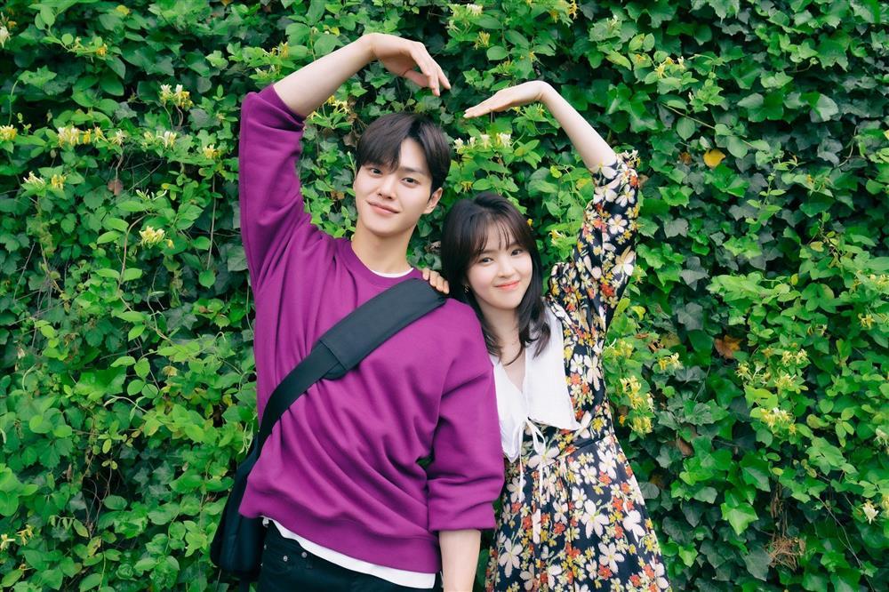 Song Kang đụng chạm vòng một Han So Hee ở hậu trường cảnh hôn, Knet bấn loạn phim 19  có khác - Ảnh 6.
