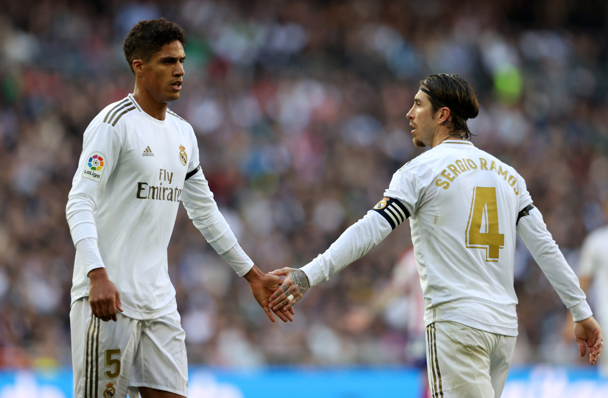 Sergio Ramos gửi tin nhắn chia tay đầy mùi mẫn cho Raphael Varane - Ảnh 1.