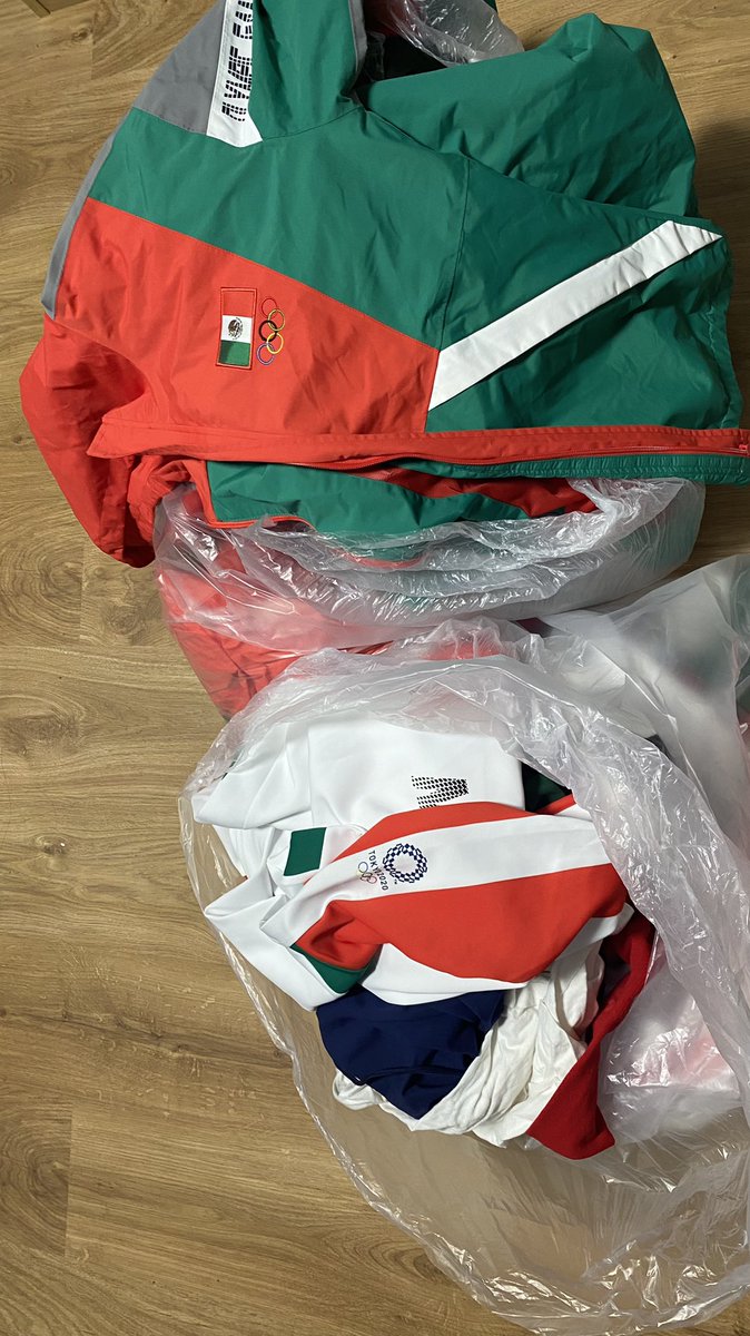 Đội tuyển bóng mềm của Mexico ném trang phục thi đấu vào thùng rác sau thất bại tại Olympic Tokyo - Ảnh 1.
