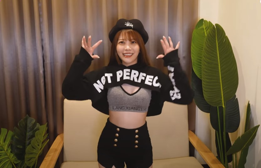 Làm thử thách mặc bikini trên sóng, nữ YouTuber nóng bỏng than thở: Như thế này nguy hiểm quá - Ảnh 2.