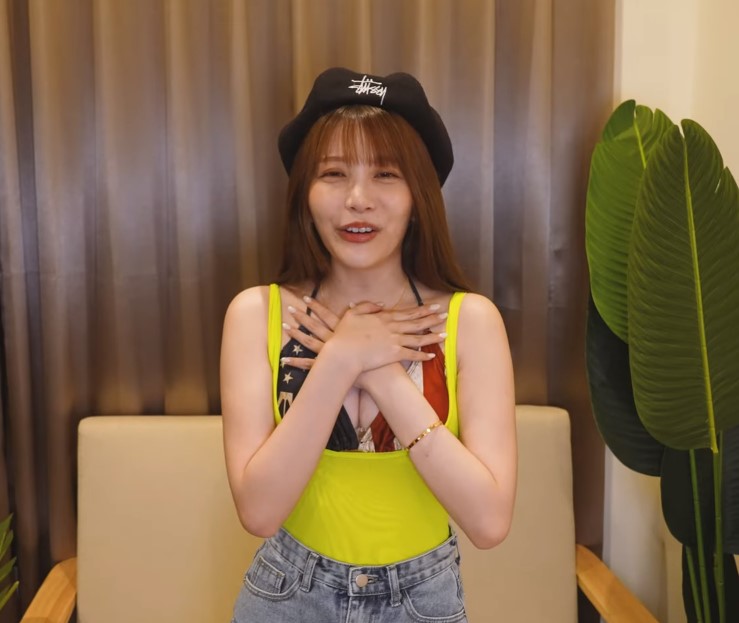 Làm thử thách mặc bikini trên sóng, nữ YouTuber nóng bỏng than thở: Như thế này nguy hiểm quá - Ảnh 4.