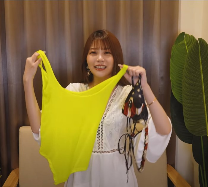 Làm thử thách mặc bikini trên sóng, nữ YouTuber nóng bỏng than thở: Như thế này nguy hiểm quá - Ảnh 3.