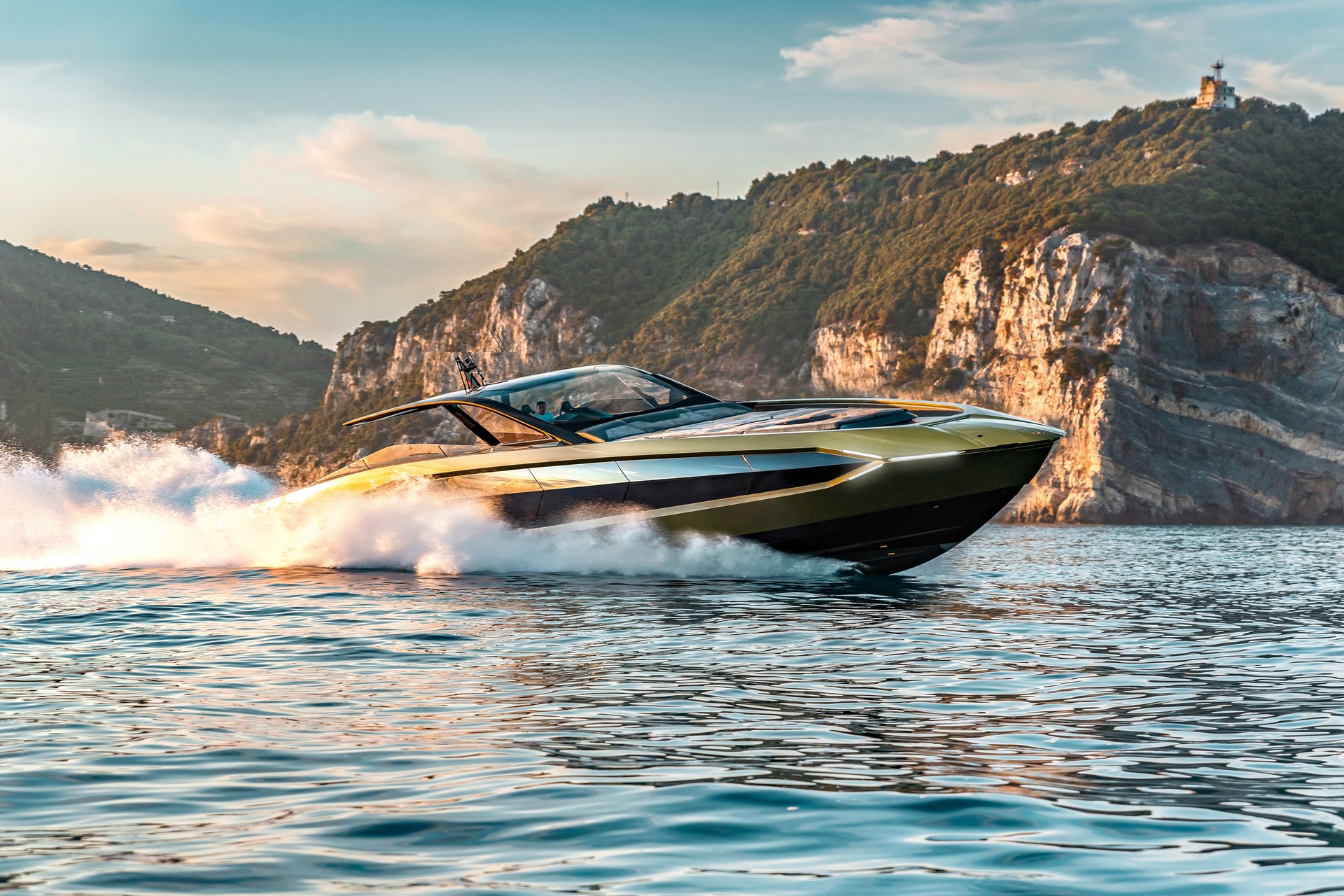 Tay đấm khét tiếng chi gần 100 tỷ mua siêu du thuyền như Lamborghini Sián - Ảnh 1.